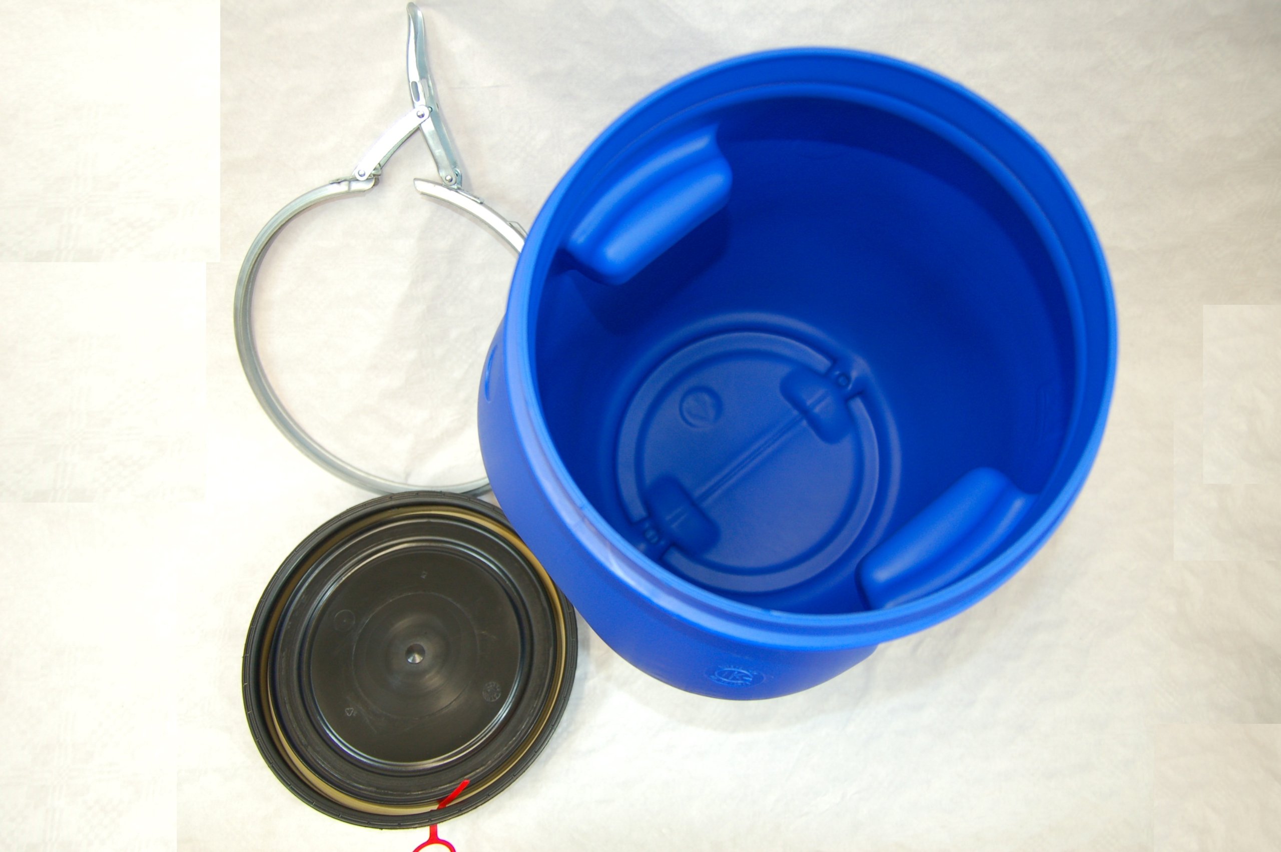 plasteo® 30 Liter Deckelfass mit Spannverschluss| Lebensmitteltauglich | Futtertonne | Luftdicht Verschließbar | Stapelbar und Palettengerecht | Stabile Griffmulden | Blau