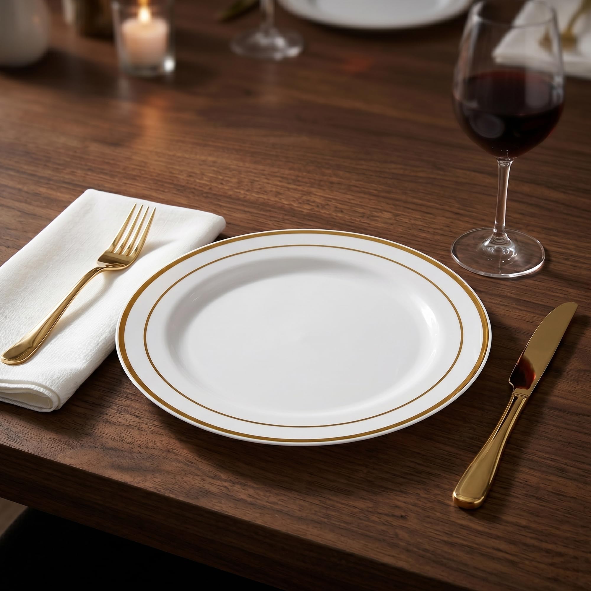 Lot de 50 assiettes en plastique blanc avec bord doré, 26 cm, assiettes réutilisables pour mariages, anniversaires et événements