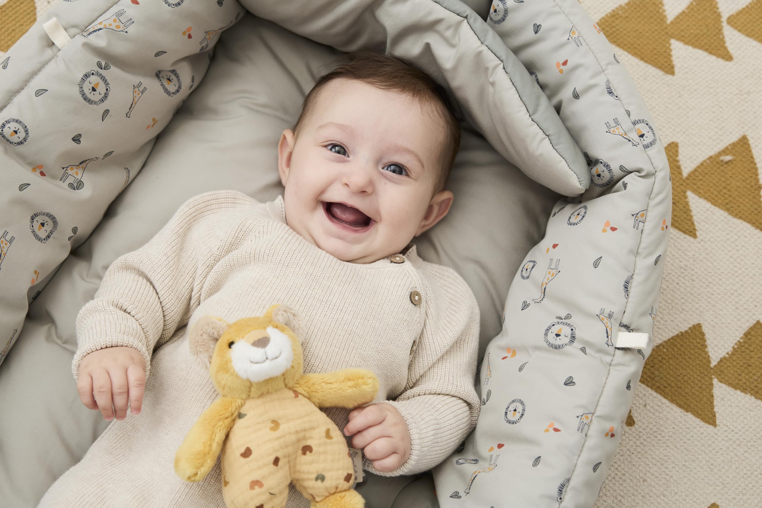 Sterntaler Nido de Jirafa y león – Nido Suave de Mezcla de algodón – Reversible y Convertible en Manta para Gatear – con Trabillas para Juguetes – Juguete para bebé y niño pequeño, Color Ocre
