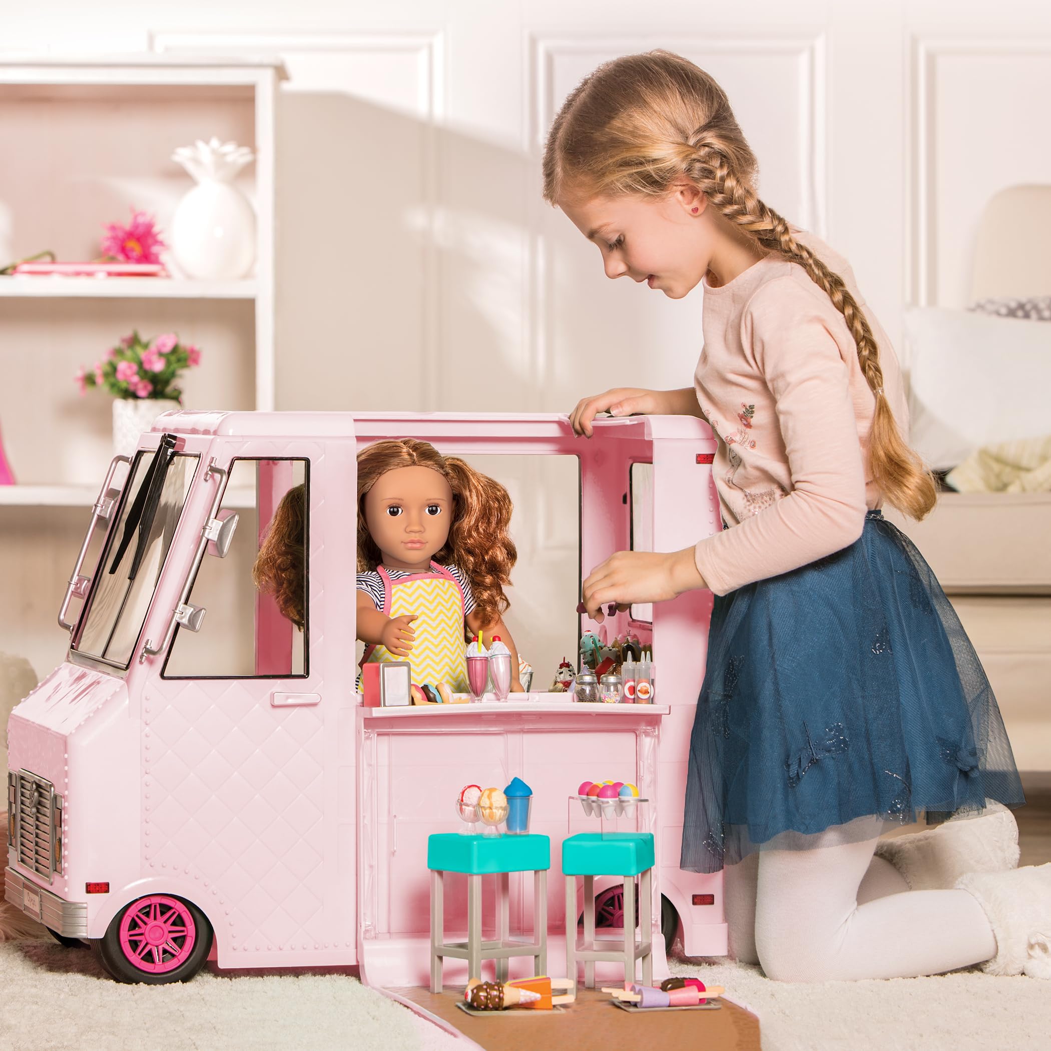 Our Generation Sweet Stop, Camion à Glace Rose pour poupées de 46 cm | Camion à glace rose avec tableau à craie, lumières, essuie-glace et 3 chansons; comprend 128 pièces au total; 3 ans et +