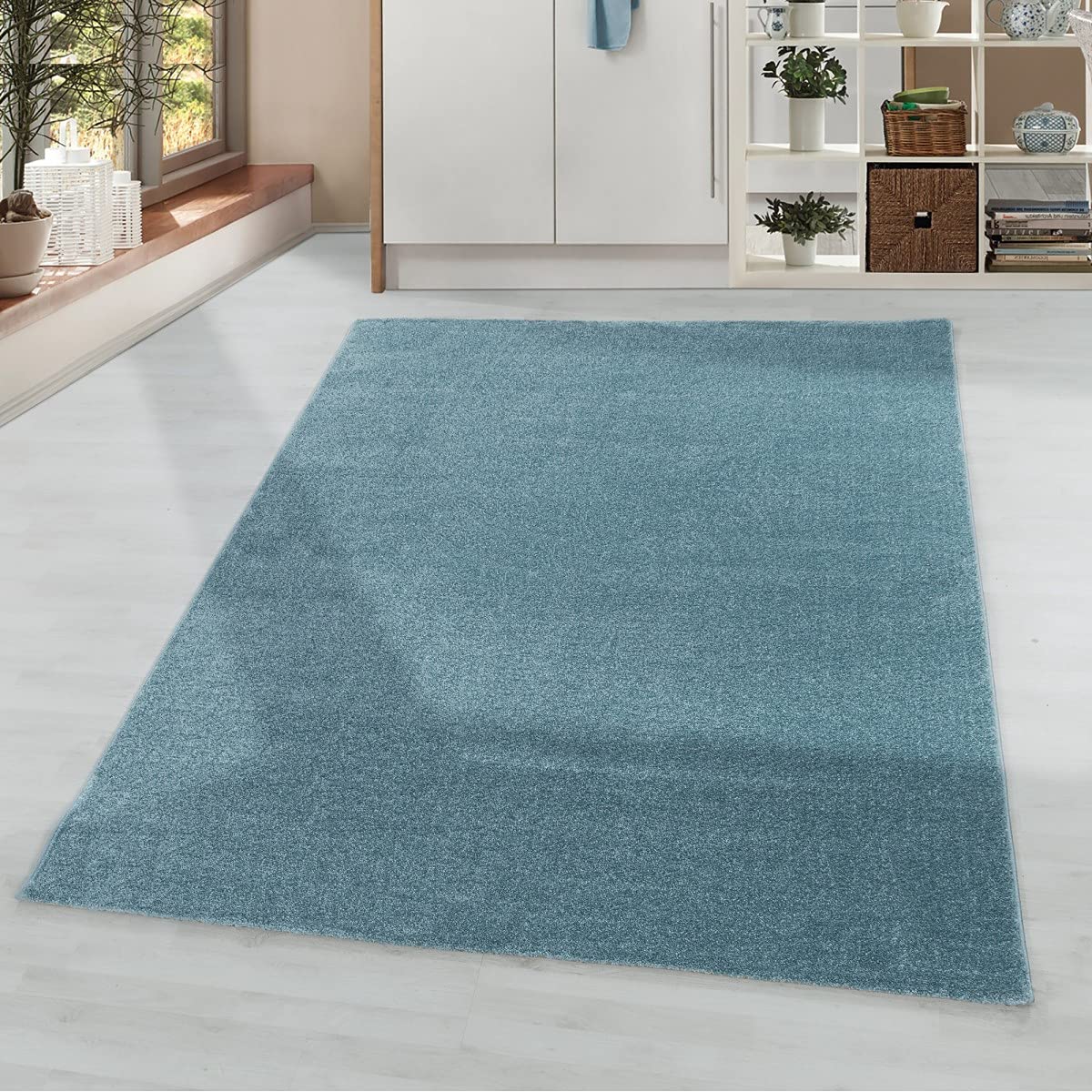 Tapis design à poils courts bleu pour une chambre d'enfant douce et apaisante