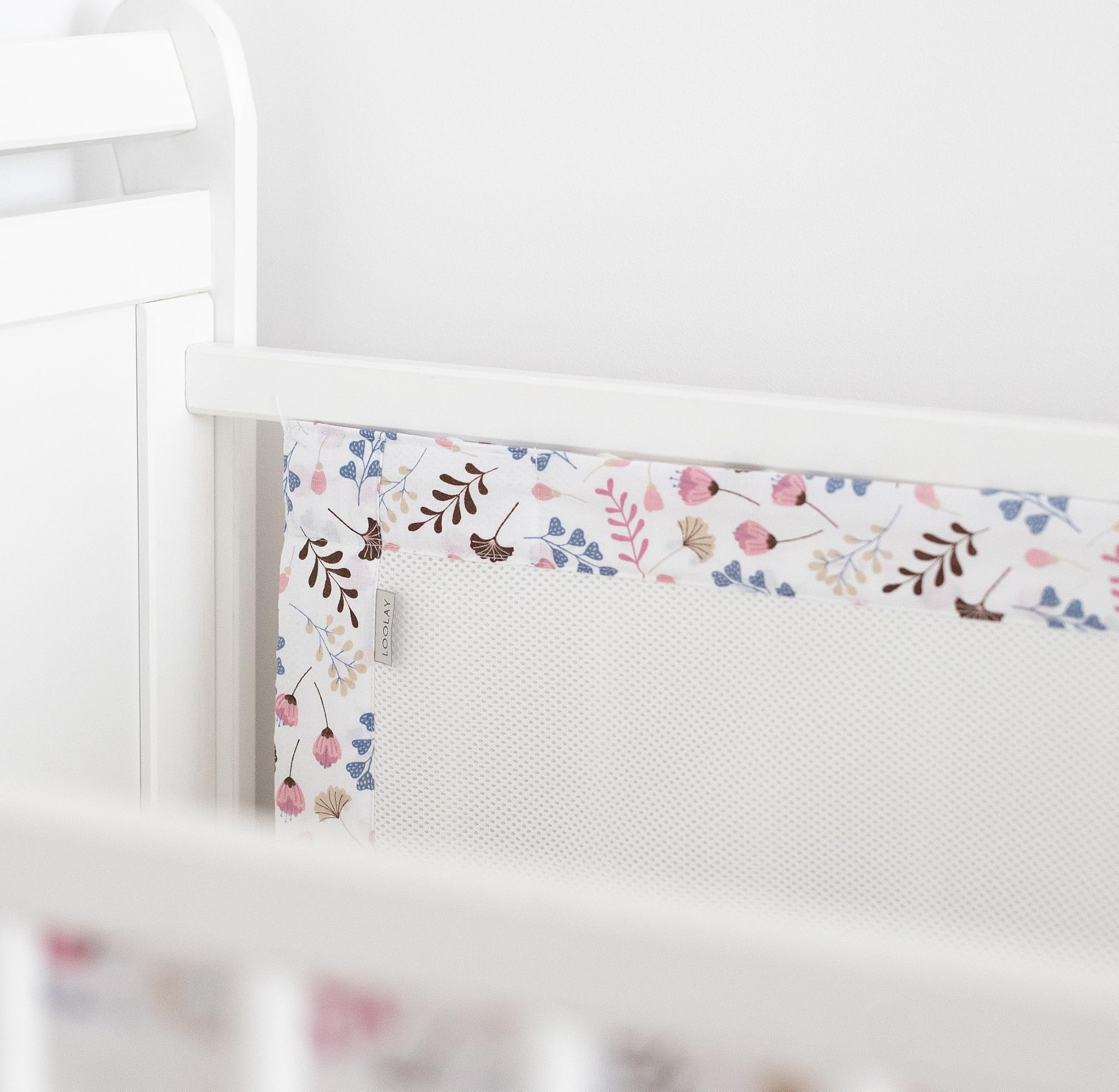 LOOLAY Bettumrandung babybett 60x120 cm – 2 teiliges 110x30 cm Set – Atmungsaktiver 5 mm Netzstoff – Babybett Umrandung mit starkem Klettverschluss – Sicherer gitterbett umrandung (Rosa Beige Blumen)