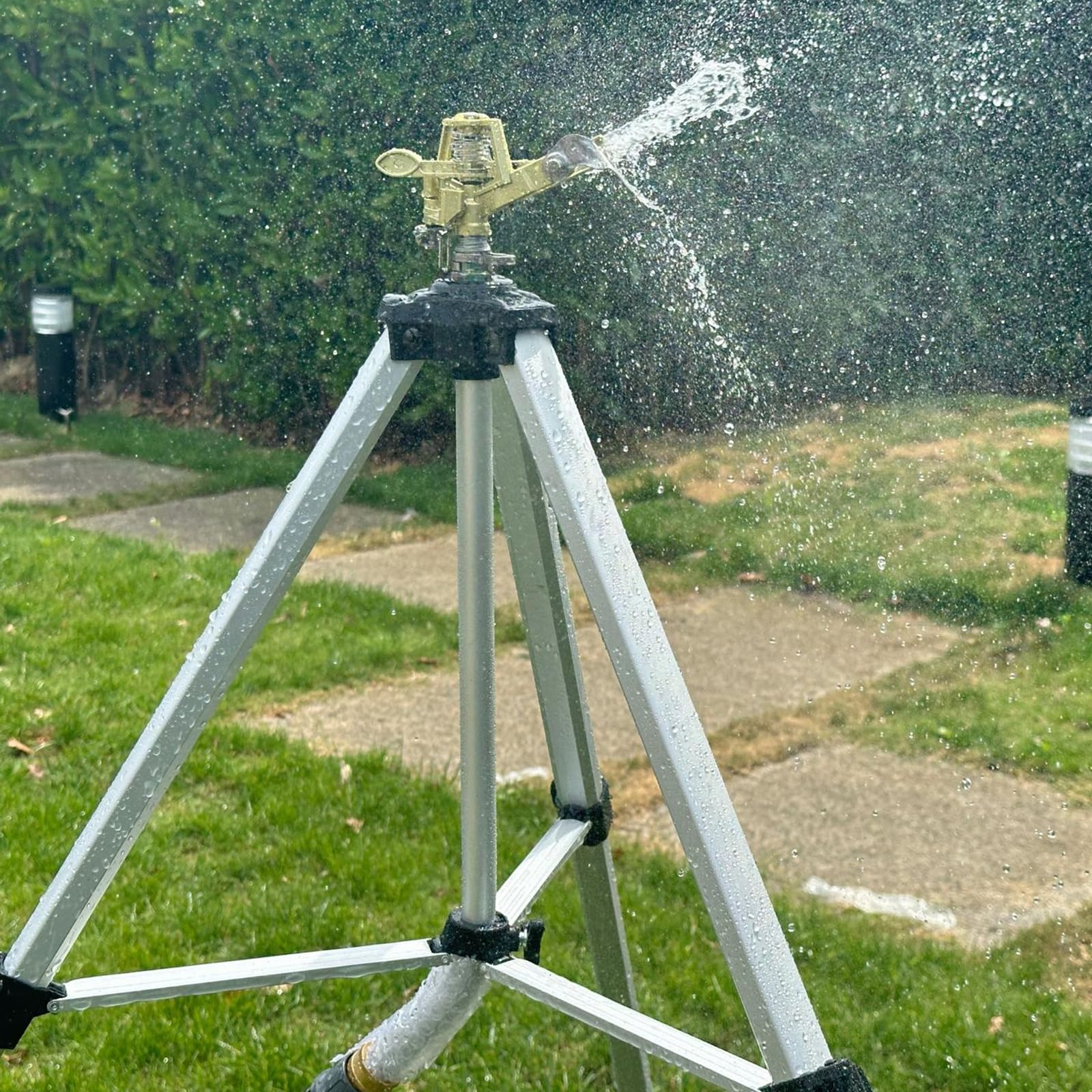 Aspersor giratorio resistente en trípode para cobertura uniforme de riego de gran área