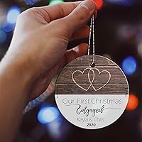 Vista 2 de Nuestro primer adorno de Navidad comprometido 2025 colgante de vidrio estampado – decoración rústica personalizada de corazones de granja
