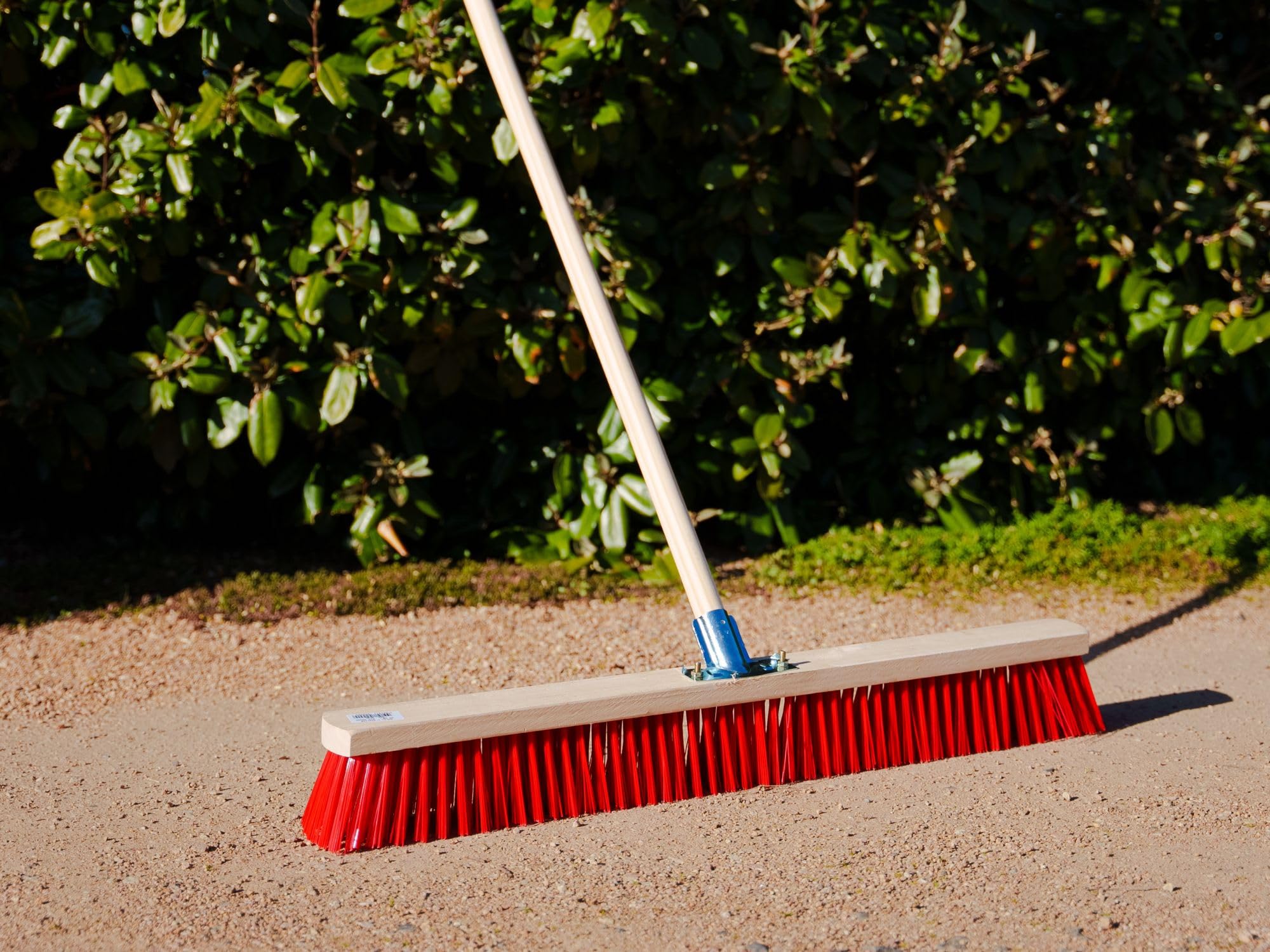 Balai d'atelier Type cantonnier | Piste Extérieur | Longueur 80 cm | Garnissage Brosse PVC Rouge | Semelle Bois | Douille métal boulonnée Ø 28 mm | avec Manche | Kibros 2380BM