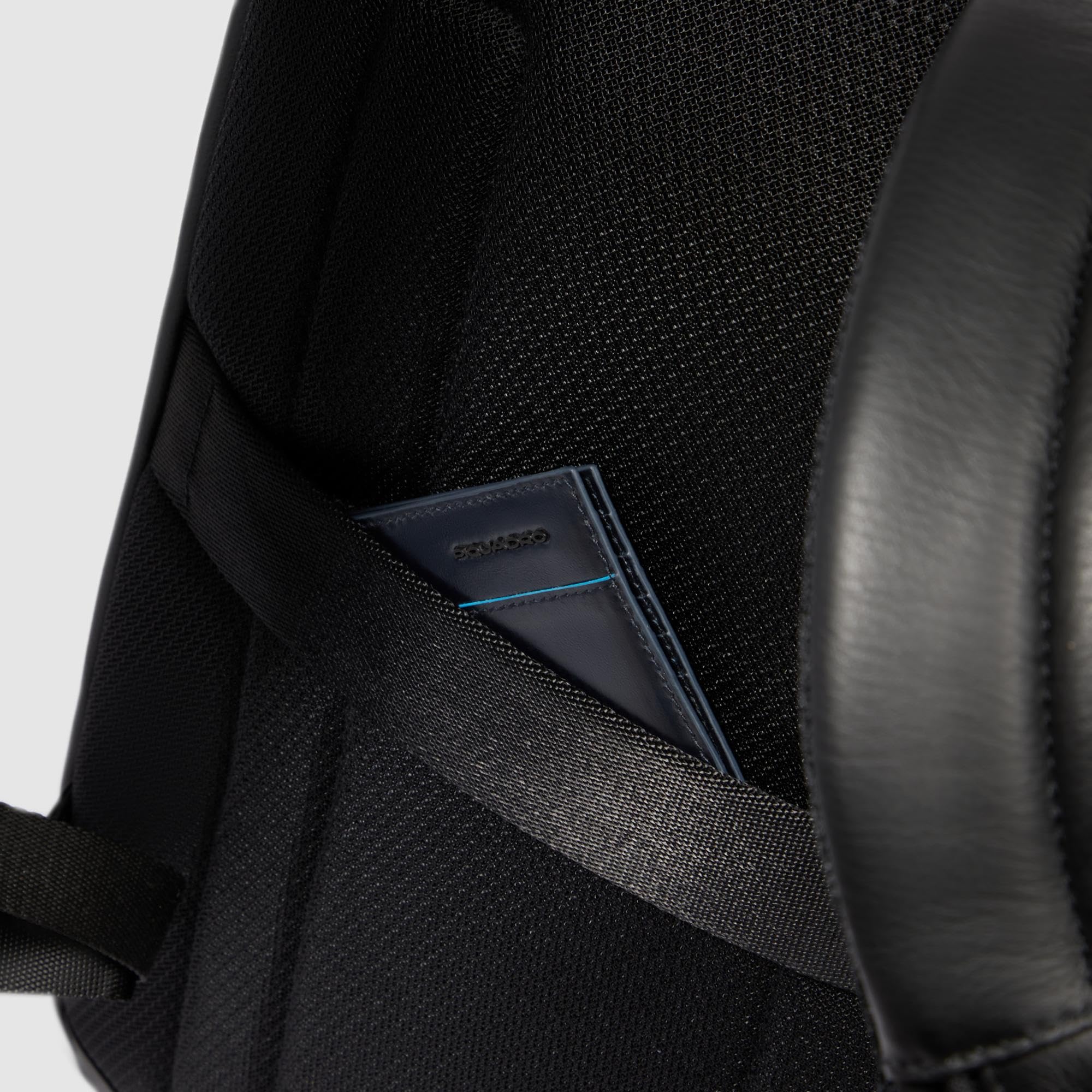PIQUADRO - Zaino Porta PC 15,6" Espandibile in Pelle - Uomo - Nero | Aggancio per Trolley, Volume extra, Spallacci imbottiti, Vani organizzati, Ufficio, Uso quotidiano
