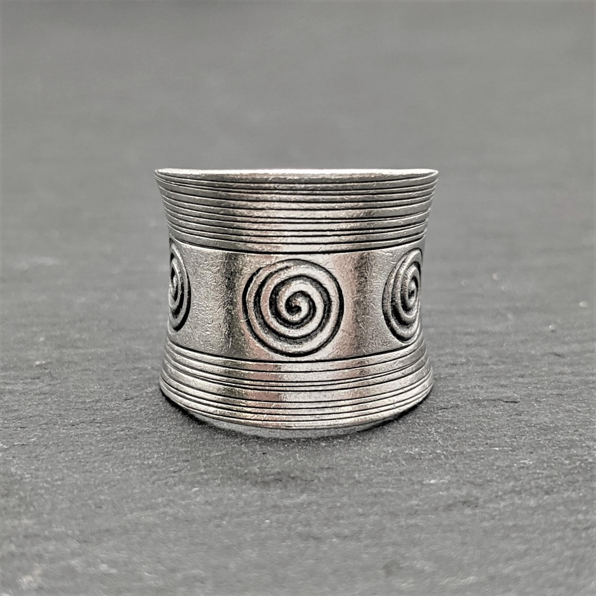 81stgeneration Hill Tribe Anello Concavo in Argento con Motivo a Spirale | Fascia Larga Regolabile in Argento Massiccio 999 | Anelli Tribali per il Pollice da Donna | Gioielli Boho Unici Fatti a Mano