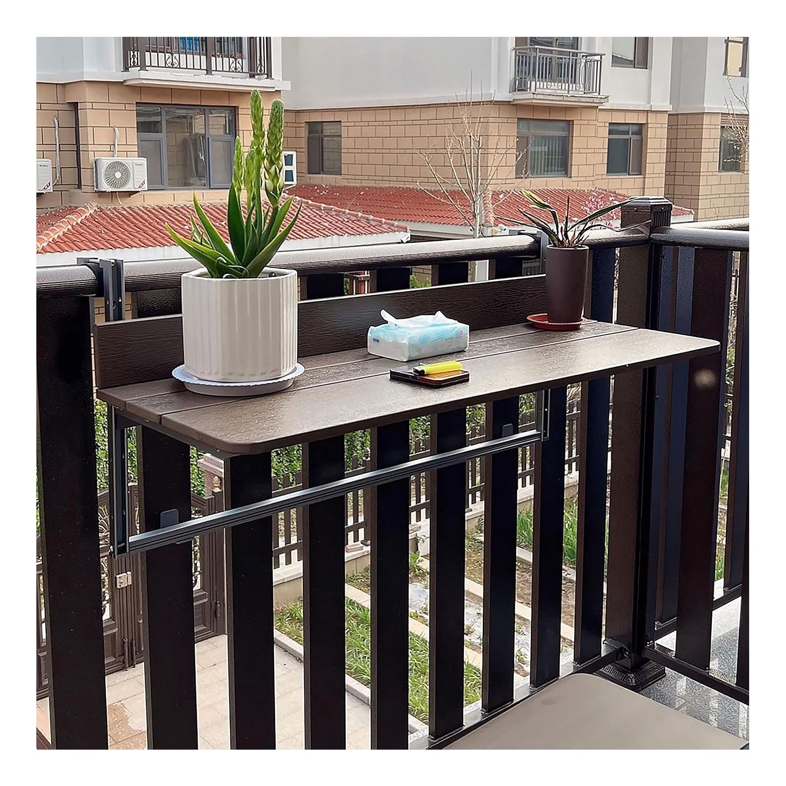 Table suspendue de balcon pour prendre le café et aménager un petit espace extérieur
