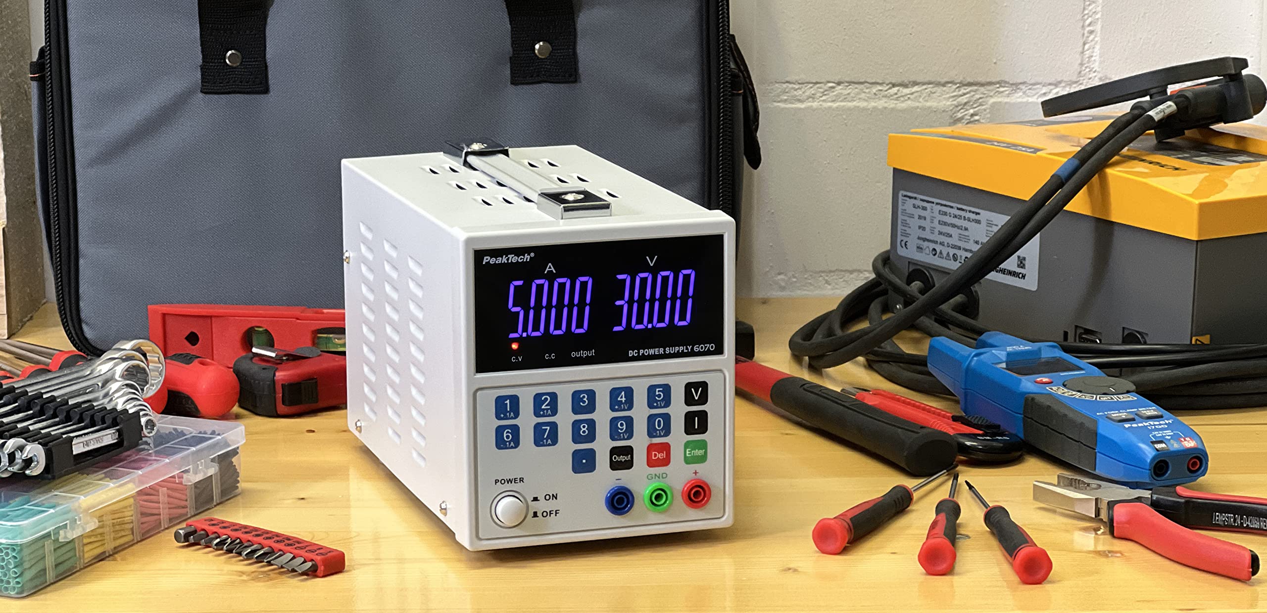 PeakTech 6070 - Alimentation de Laboratoire DC 0-30V / 0-5A, Alimentation Stabilisée à Découpage, Protection contre les Surcharges et les Courts-Circuits, Refroidissement Passif