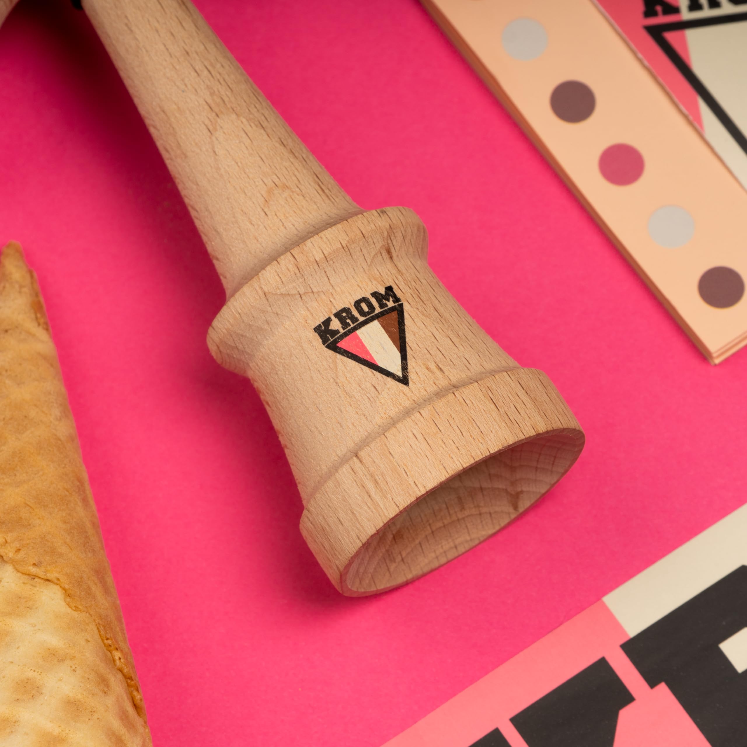 KROM Kendama STROGO Neapolitan Strawberry – Kendama de Madera para Principiantes y Jugadores avanzados – Juego de Habilidad para Uso Interior y Exterior – Juguete de Madera con Cuerda y Bola