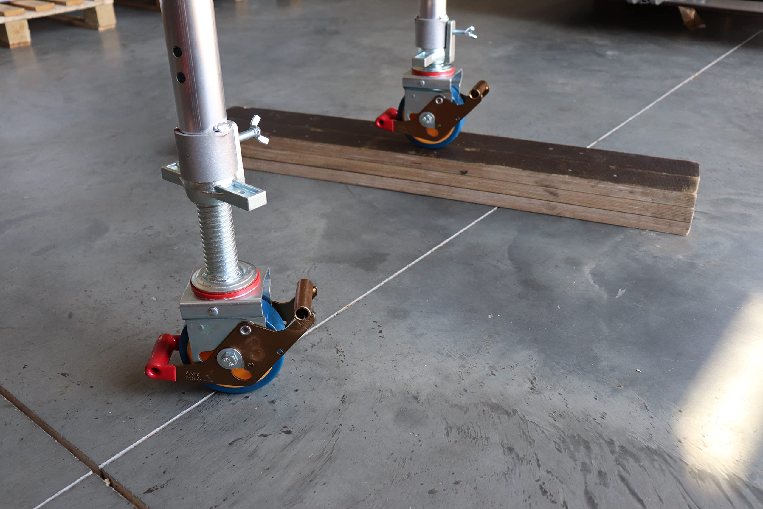 4 Stück Gerüstrollen 125 mm LAYHER*-kompatibel mit Stahlspindel, doppelt gebremst, lotrecht stehend, passend zu LAYHER*-Gerüsten und anderen Herstellern