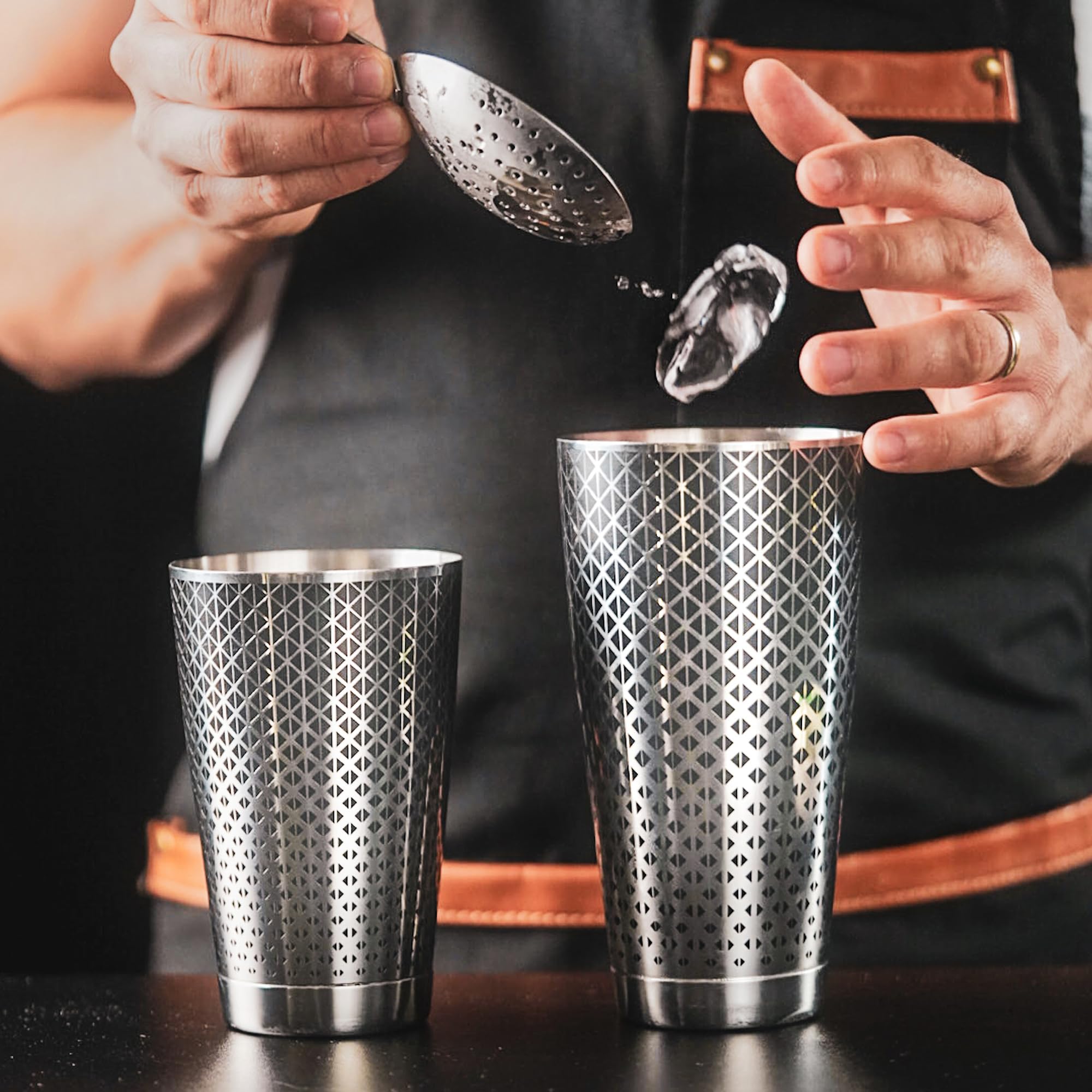 Kidia Boston Shaker Professionnel en Acier Inoxydable 304 avec Motif Géométrique Noir – Set 2 Tins 828 ml + 424 ml – Coffret en Bois Inclus – Kit Barman pour Cocktails, Bar (Classique)