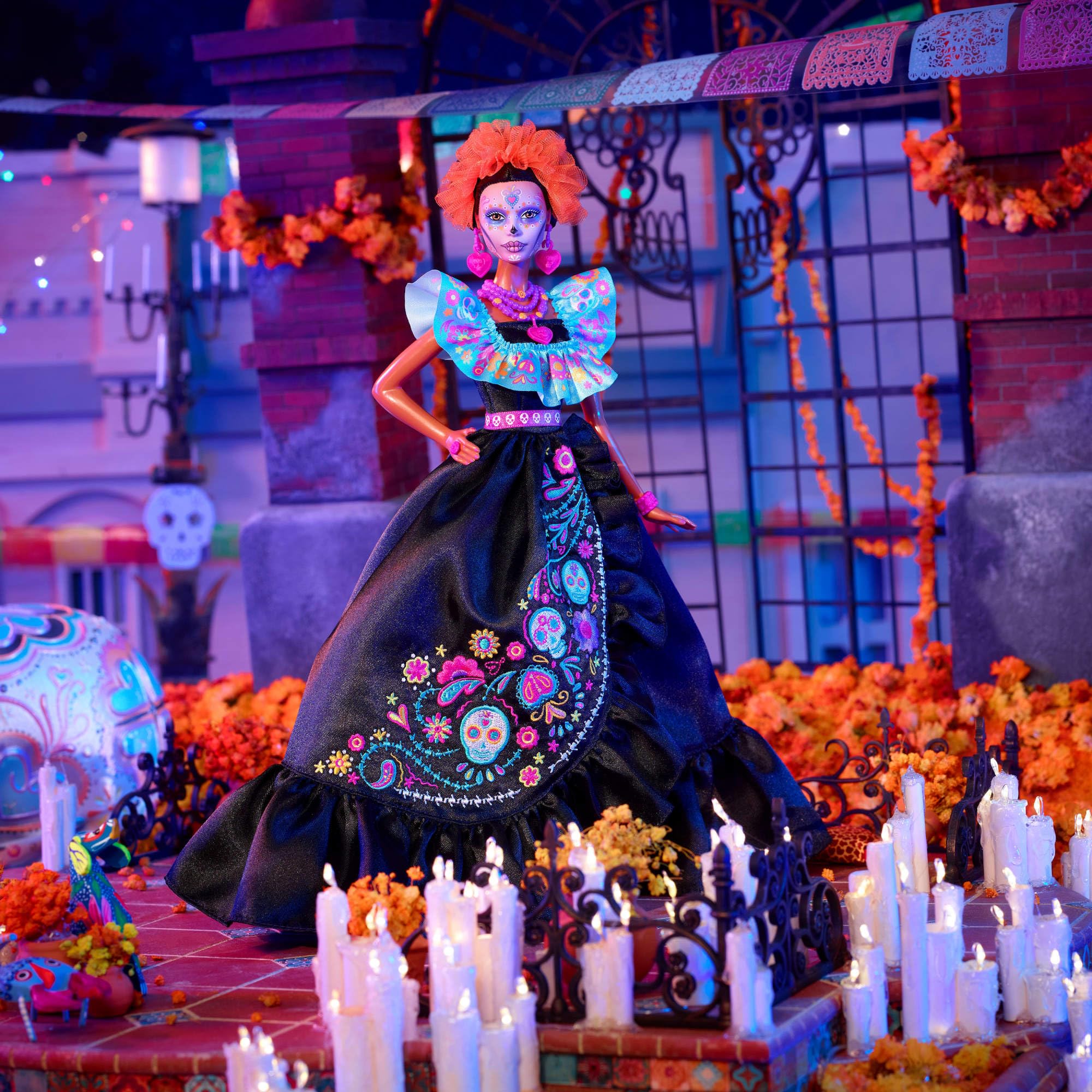 Barbie Signature Puppe, 2024 Día De Muertos Sammelfigur mit schwarzem Kleid mit blauem Rüschenoberteil, Stickereidruck und farbenfrohen Accessoires, HRM72