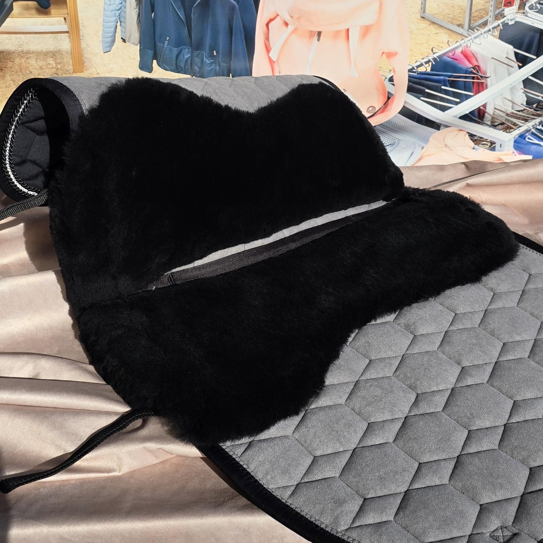 EPONA Mattes Lammfell Schabracke Dressur mit Strass - Schwarz/Samt Größe L