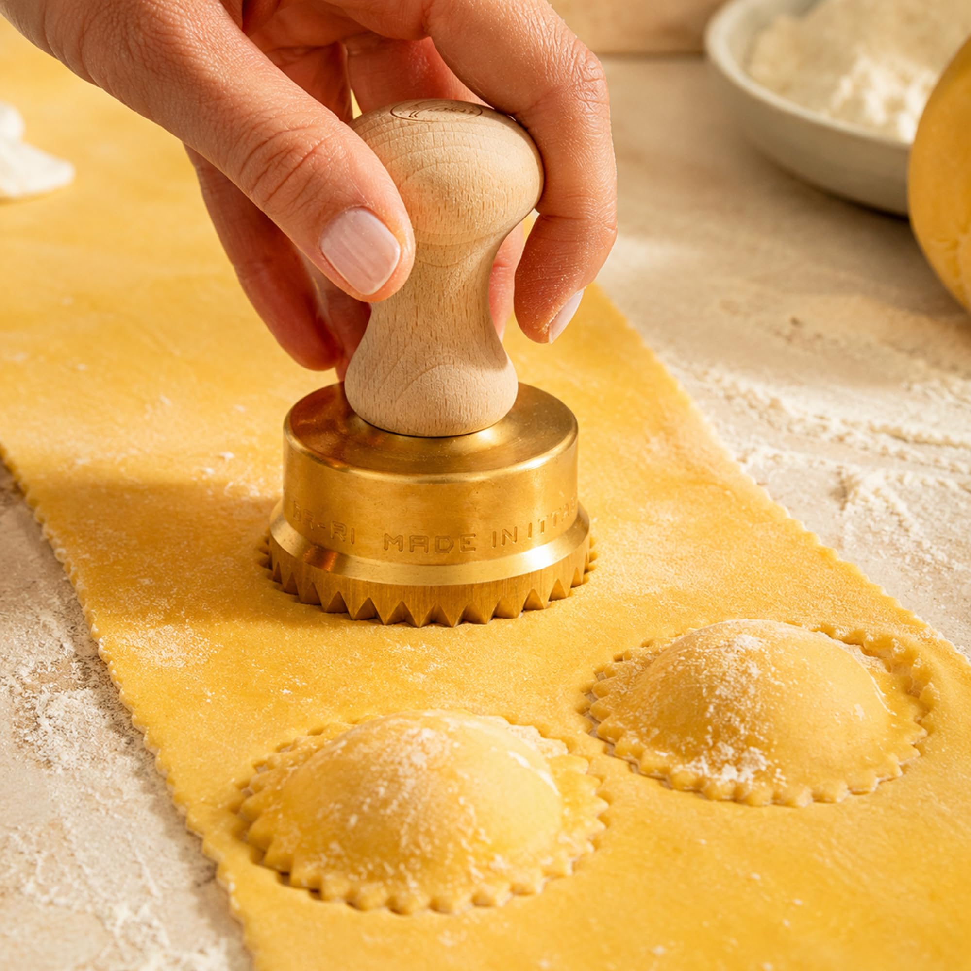 La Gondola Ravioli-Stempel - Rund Gewellt 65mm | Italienisches Pasta-Werkzeug für Zuhause und gewerbliche Küche | Messing & Naturholz Einfach zu verwenden | Tortellini Ravioli Ausstecher Made in Italy