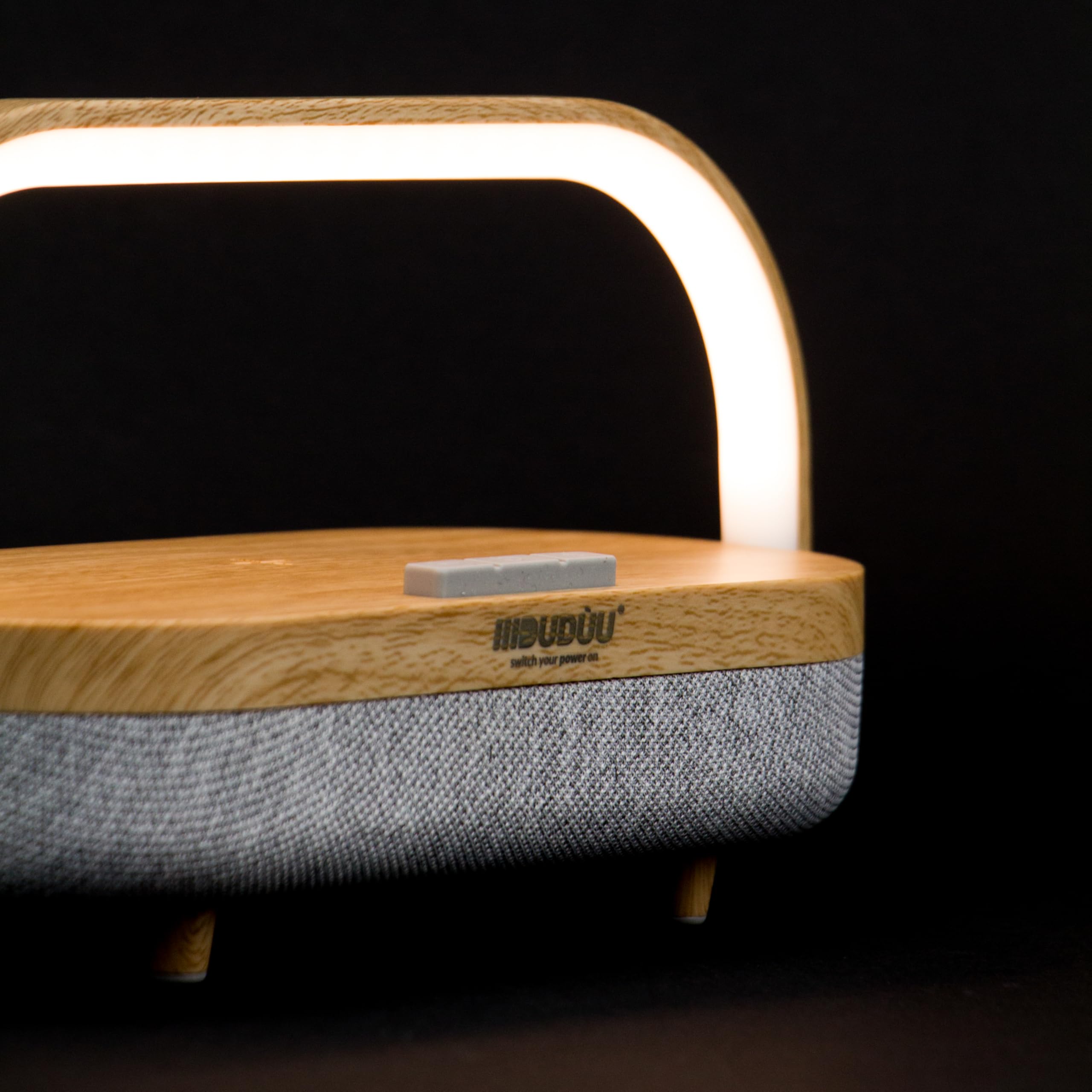 Mood Lampada Multifunzione 4 in 1 con Speaker Bluetooth 5.0, Ricarica Wireless Qi 10W, Powerbank Integrato e Lampada LED Dimmerabile Touch, Supporto Smartphone USB-C (Rovere)