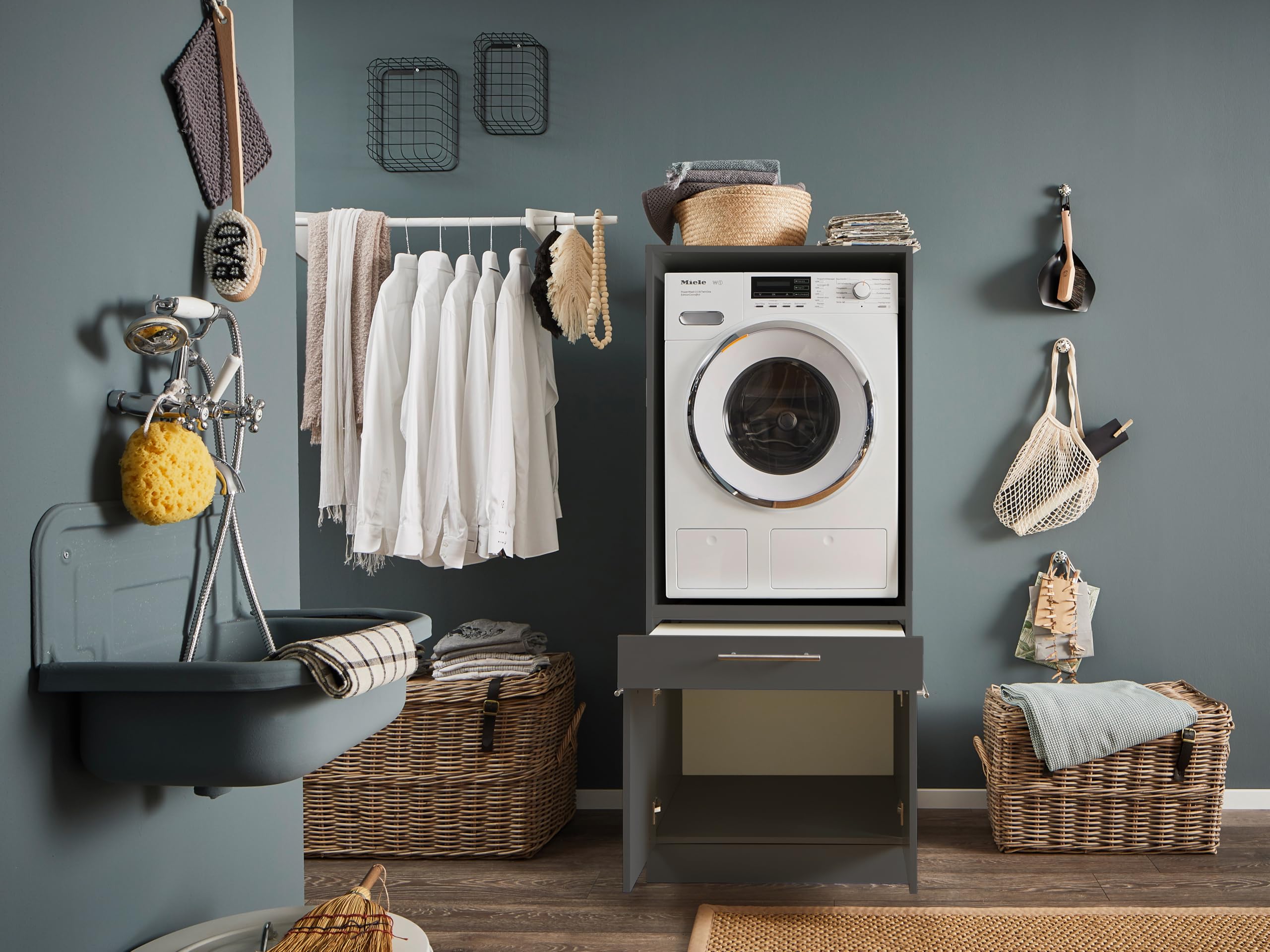 Laundreezy Waschmaschinenschrank Anthrazit 67,5 x 162 x 67,5 cm (B/H/T) | Waschmaschinen-Überbauschrank, 2 Türen mit Softclose-Funktion, für Hauswirtschaftsraum, Waschküche, Auszug mit Korbablage