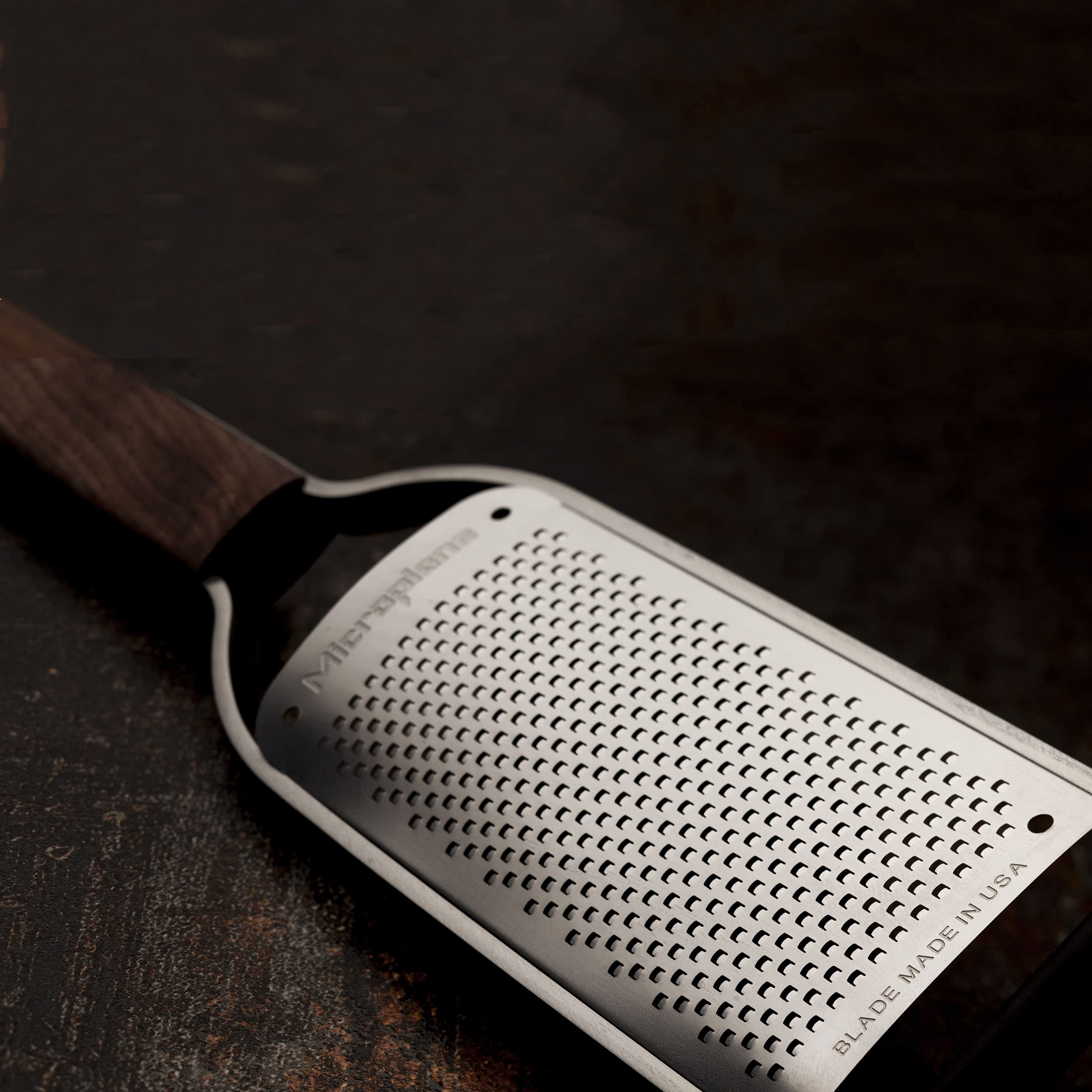 Microplane Râpe de cuisine Fine pour fromage à pâte dure, agrumes, ail, piment, cannelle et noix de muscade de la Collection Master en bois de noyer et en acier inoxydable