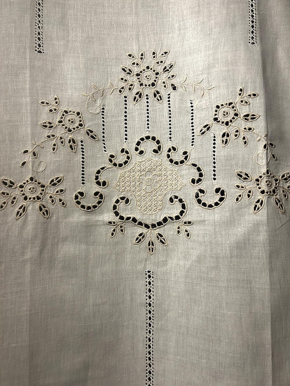 Cortina/Visillo Bordada con Escudo Central alredor de Cinco Bordados y terminacion Picos de barrita. (80 x 150 cm)