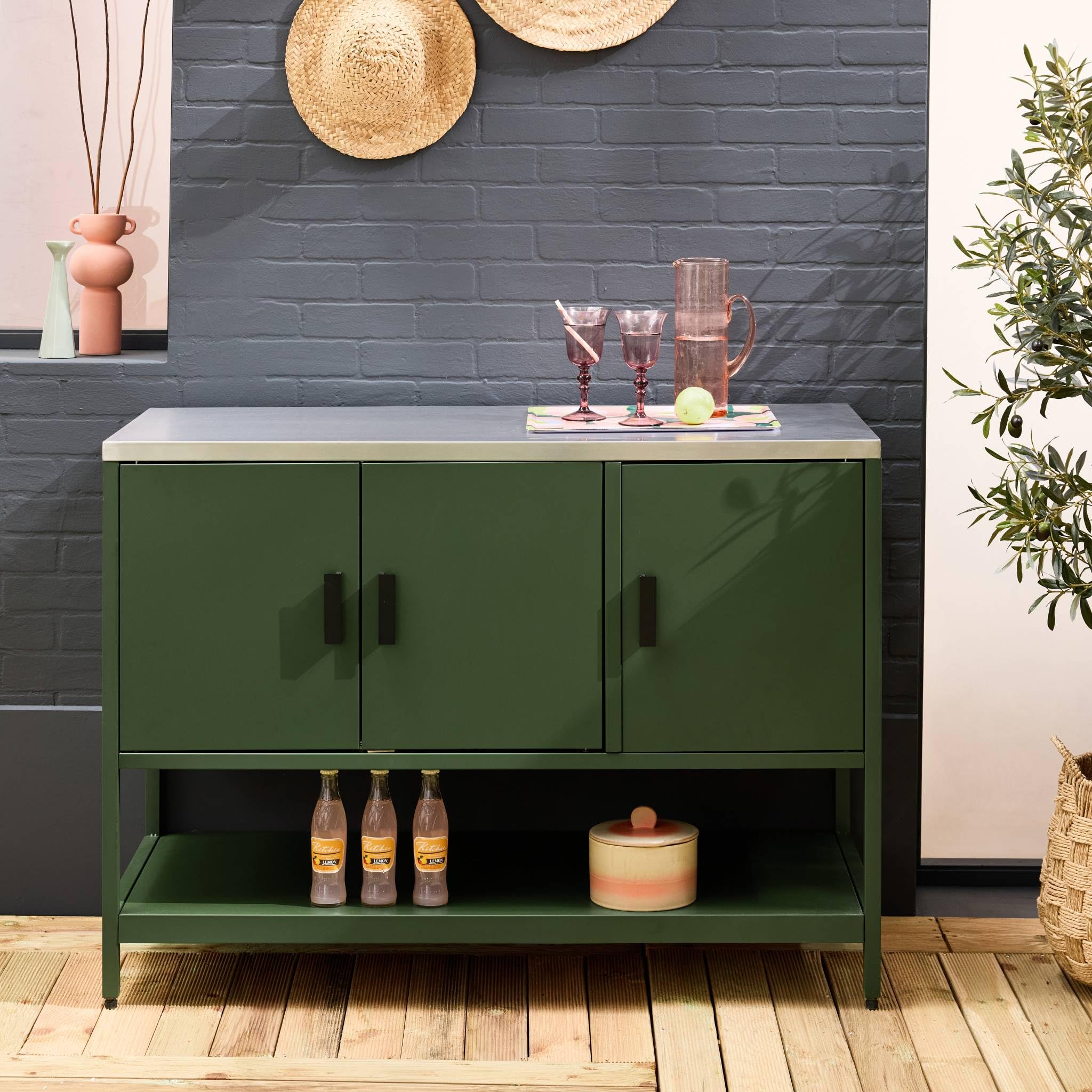 sweeek - Cuisine d'extérieure en acier vert 3 portes.1 étagère L120cm