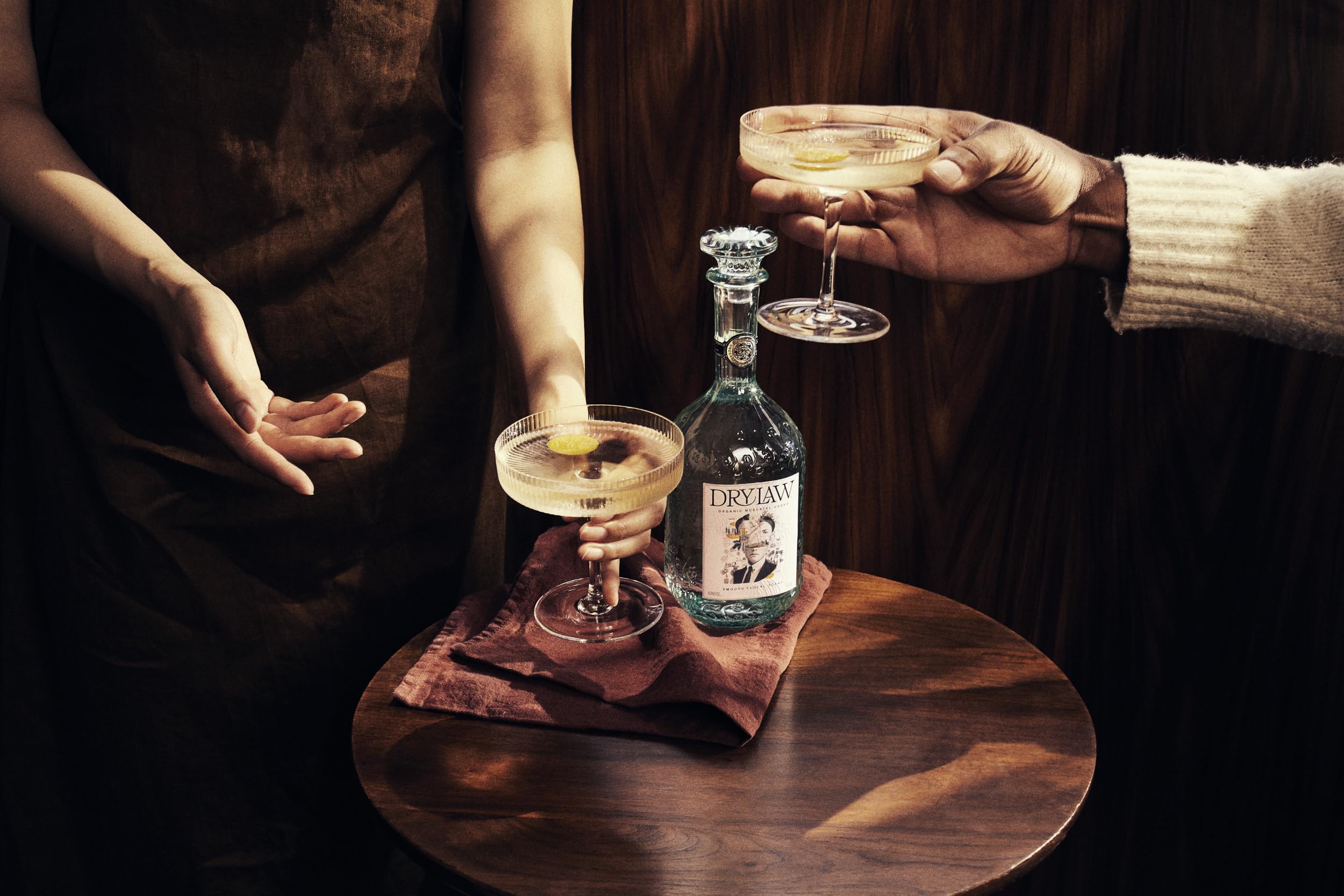 Pack con 1 Drylaw Moscatel Gin (700 ml) y 1 Drylaw Moscatel Vodka (700 ml). Destilados galardonados, ecológicos y elaborados en frío con uvas Moscatel.
