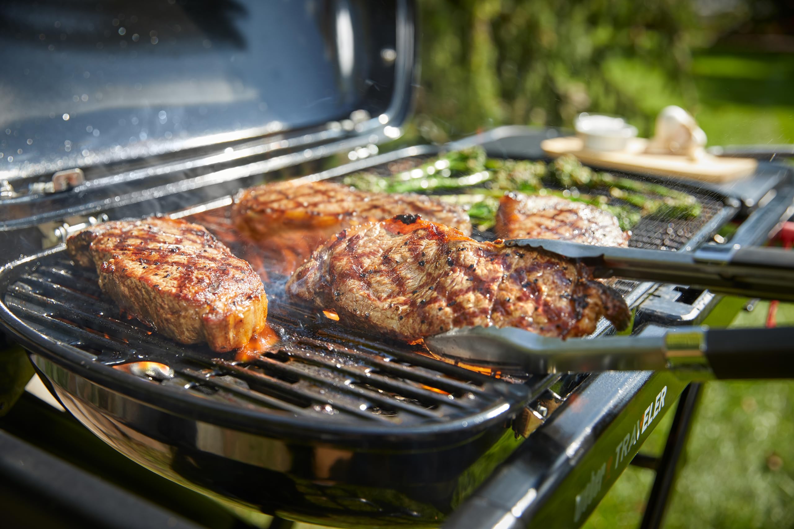 Weber Traveler barbecue à gaz/design pliable et portable avec roues, verrouillage automatique du couvercle et thermomètre intégré, 1 brûleur, largeur 111 cm, surface de cuisson 2065 cm², noir