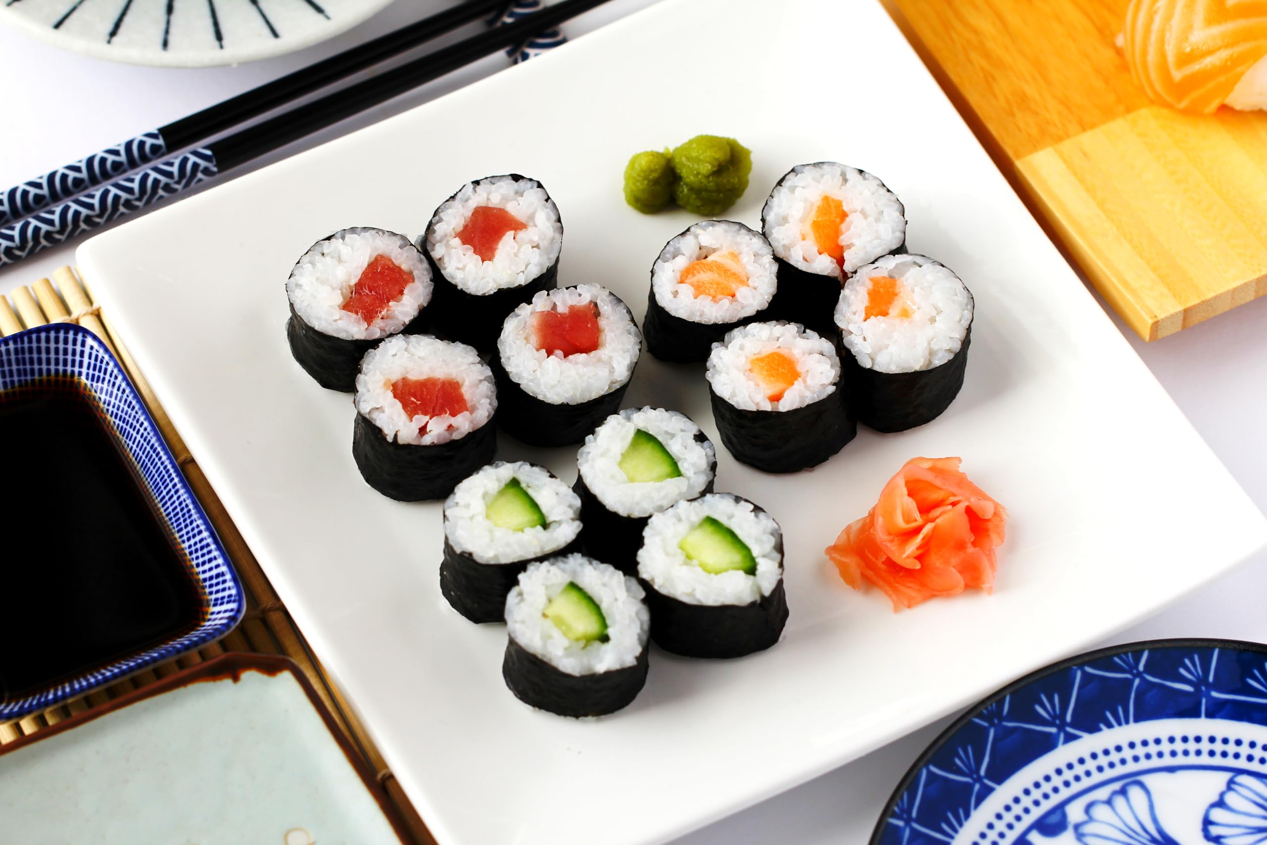Sushi Box + Gimbap – für 6 Portionen, 11-teilige Kochbox inkl. Rezepte für Maki, Nigiri, Inside-Out & Kimbap – mit Reis, Nori, Sojasauce, Wasabi & Bambusmatte, vegan, Japan Geschenkidee