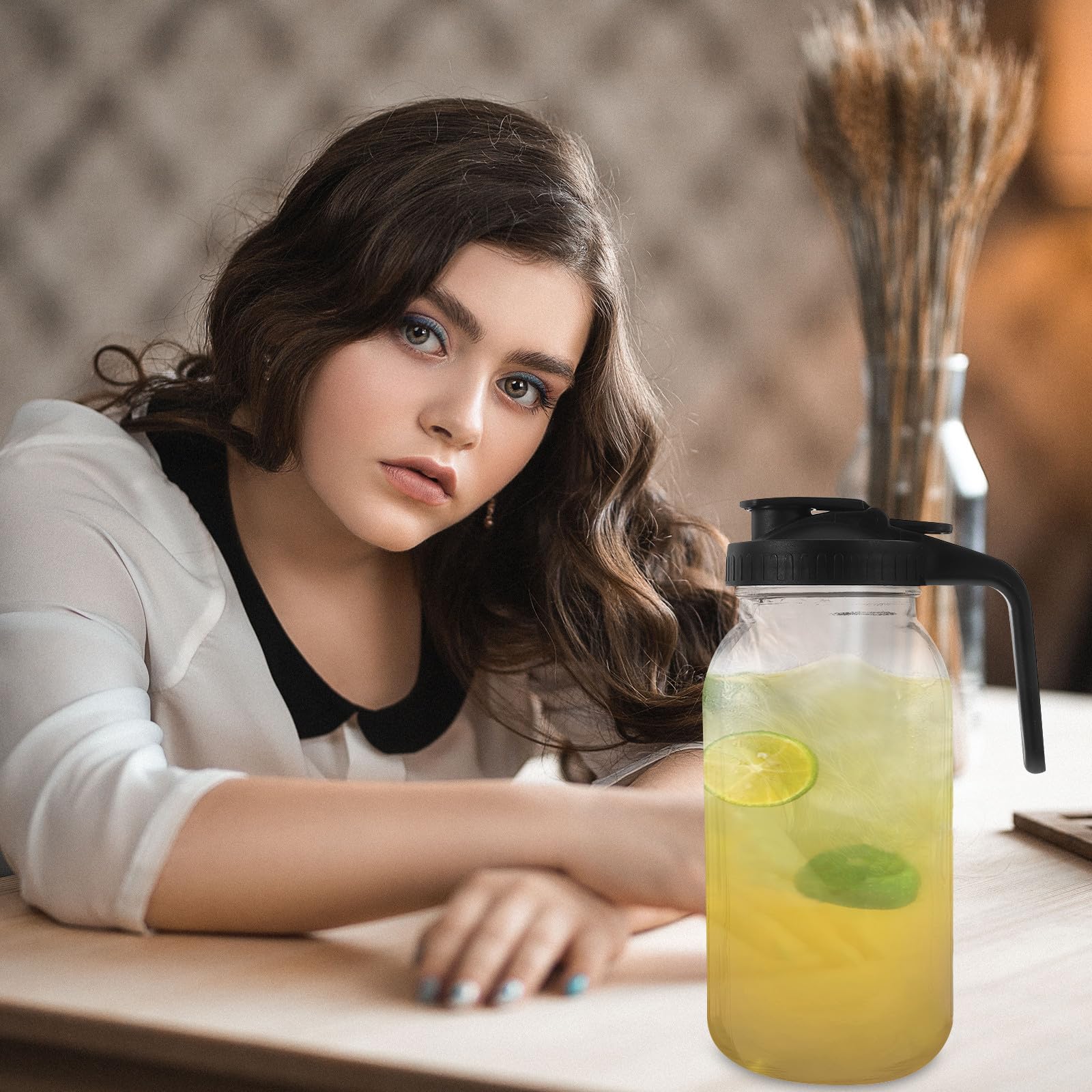 Jarra de Vidrio para Jugo y Agua 1,9l con Tapa y Asa Negra, Recipiente Medidor para Bebidas Frías, Jarra para Nevera y Suministro de Restaurantes