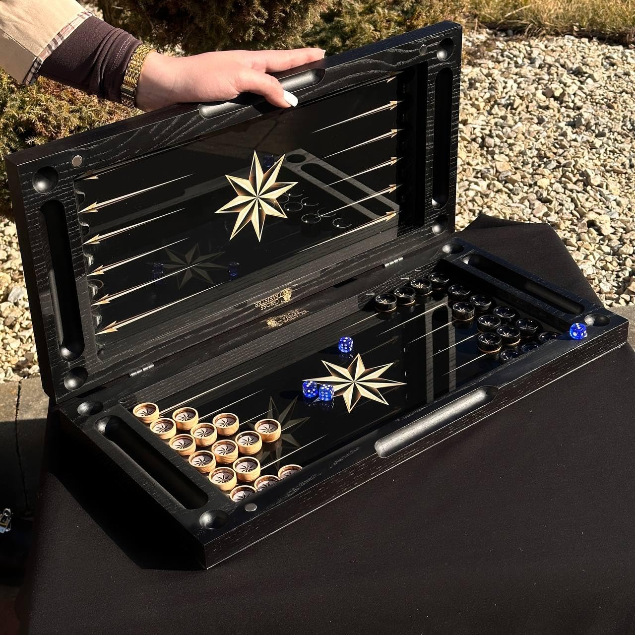 Szlachetna gra w backgammon z drewna – ręcznie wykonany zestaw 50 cm ze szklaną powierzchnią do zabawy z nadrukiem UV – unikalny motyw gwiazdy – łącznie z 30 designerskimi kamieniami do gry i kostkami