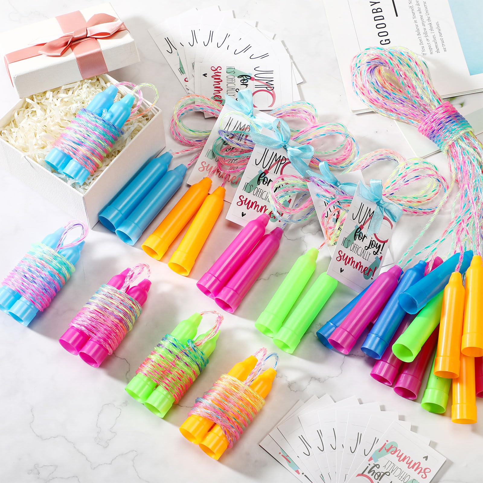 VioraWhite 30 Sets zum Jahresende inklusive 30 Regenbogen-Springseilen, 30 Geschenkkarten mit 1 Rolle blauem Band, 1,9 m, buntes verstellbares Springseil-Set für Preise, Sommerparty,
