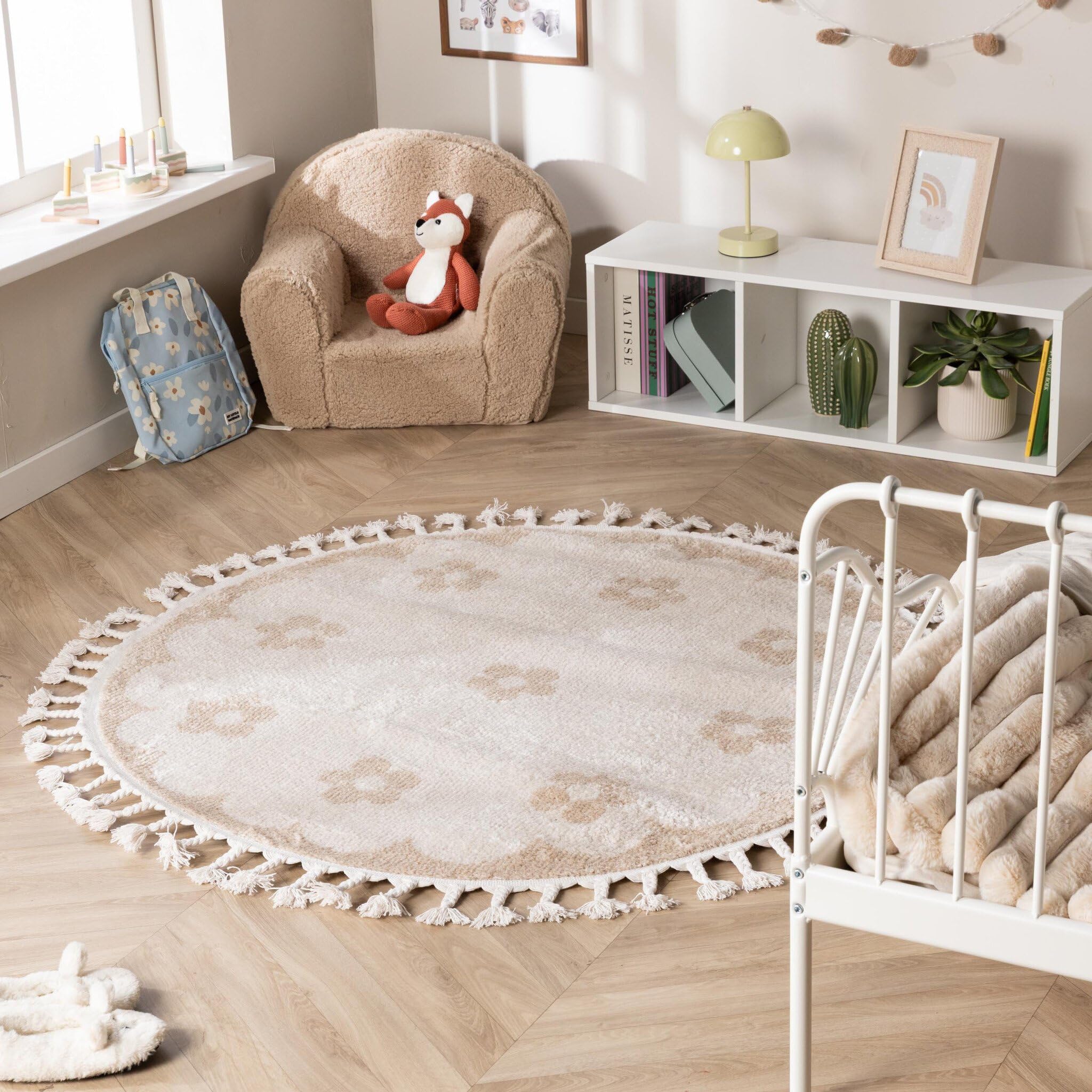 Chambre bebe cocooning avec le tapis rond lavable Moos Flower