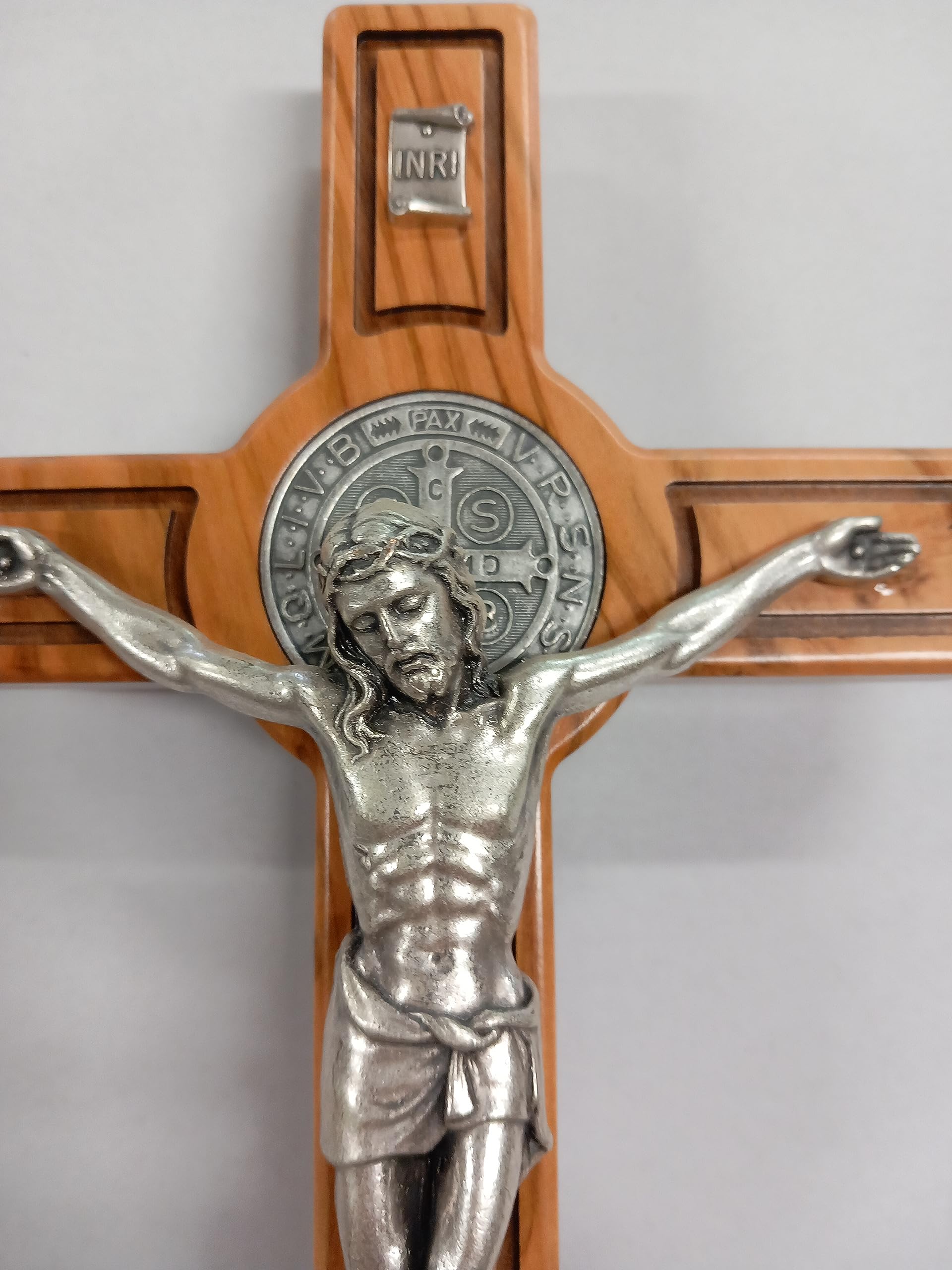 ArteSacraCaravaggio Crocifisso da appoggio di San Benedetto da Norcia cm 31 x 15 in legno di ulivo nazionale produzione artigianale italiana
