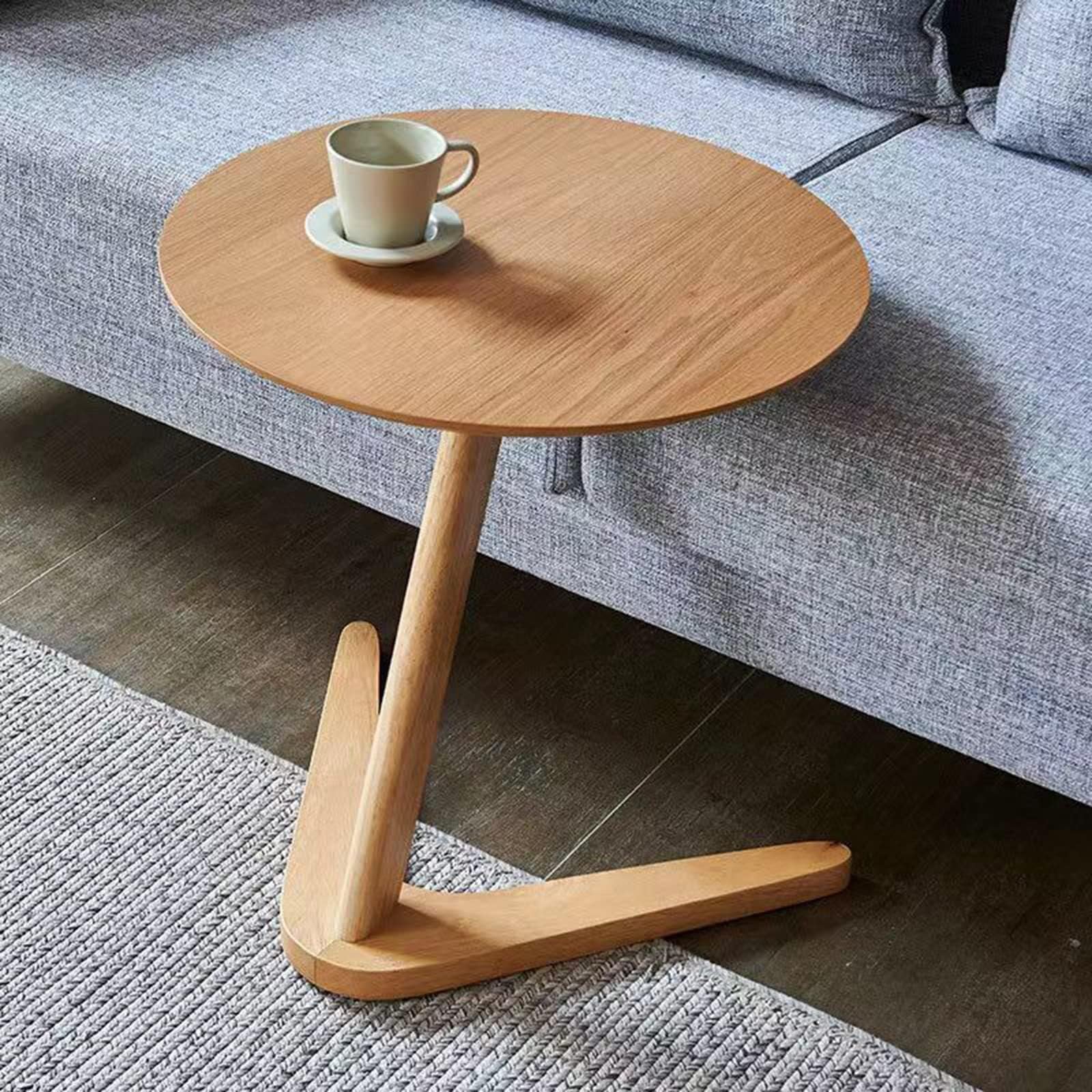 Table d'appoint ronde en bois naturel pour optimiser l'espace d'une petite salle à manger