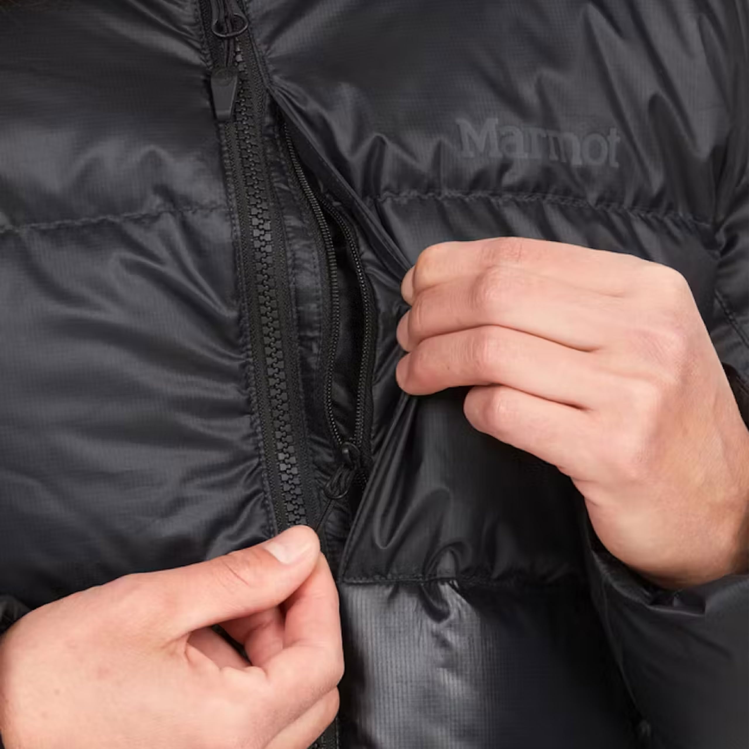 Marmot Mujer Wm's Guides Down Hoody, Cálida chaqueta ligera de plumón para invierno, acolchada repelente al agua, funcional con cortaviento, pequeña plegable con capucha, Black, L
