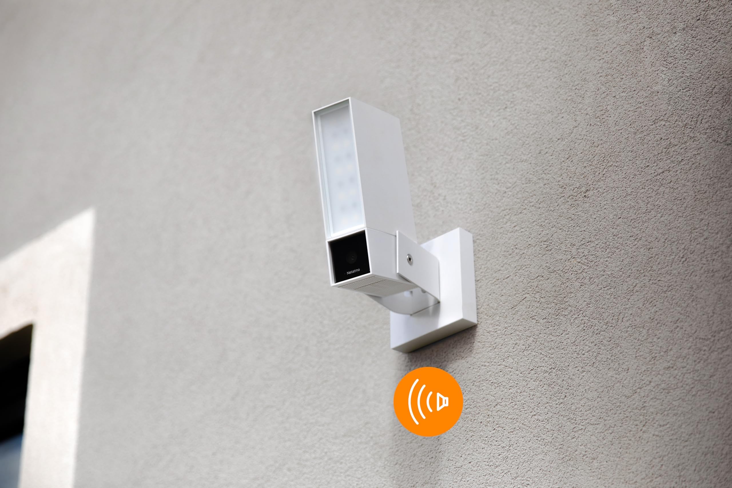 Netatmo Caméra de Surveillance Extérieure Intelligente avec Sirène 105dB, WIFI, Eclairage Intégré, Détection Des Mouvements, Vision Nocturne, Aucun Abonnement, Blanche, NOC-S-W-FR