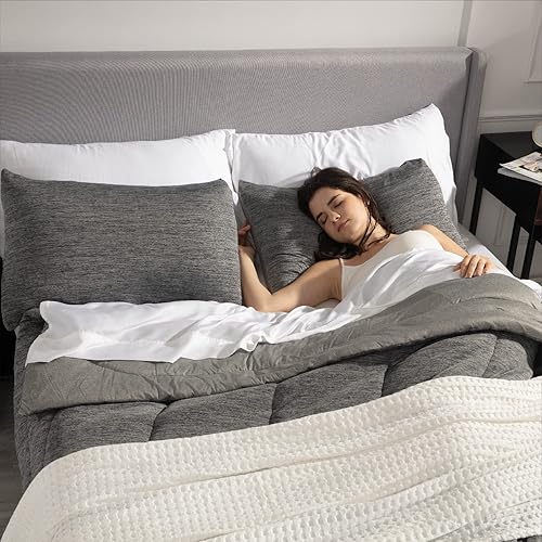 Miniatura 3 de Bedsure Juego de edredón Cal King, juego de cama refrescante y cálido, edredón reversible gris oscuro para todas las estaciones, 3 piezas, 1 edredón
