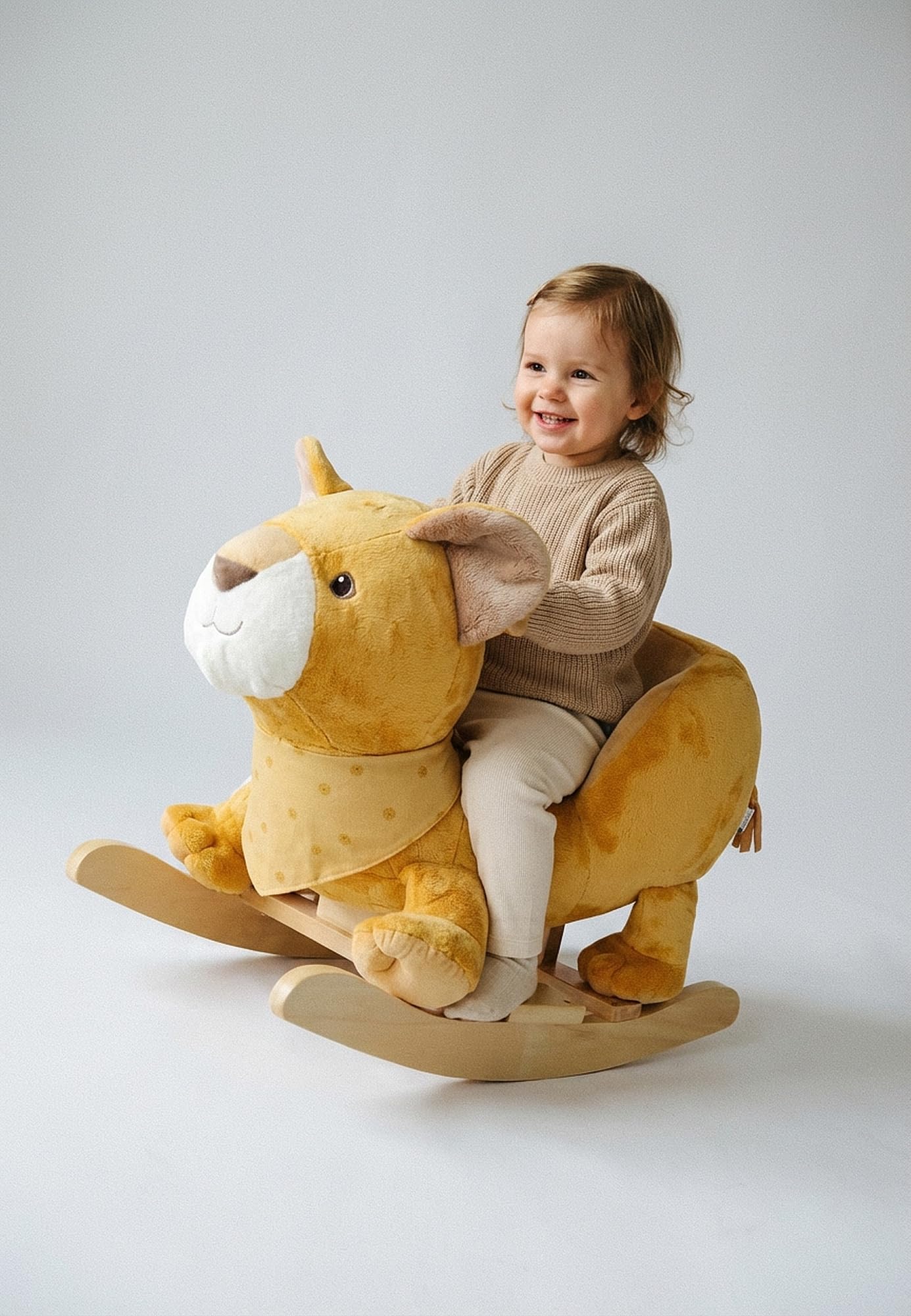 Sterntaler Schaukeltier Löwe Leo - Schaukelpferd aus Flausch & Holz - weiche Sitzfläche - Spielzeug Wippe für Kleinkind - Indoor - Geschenk Idee - Unisex, mattgelb