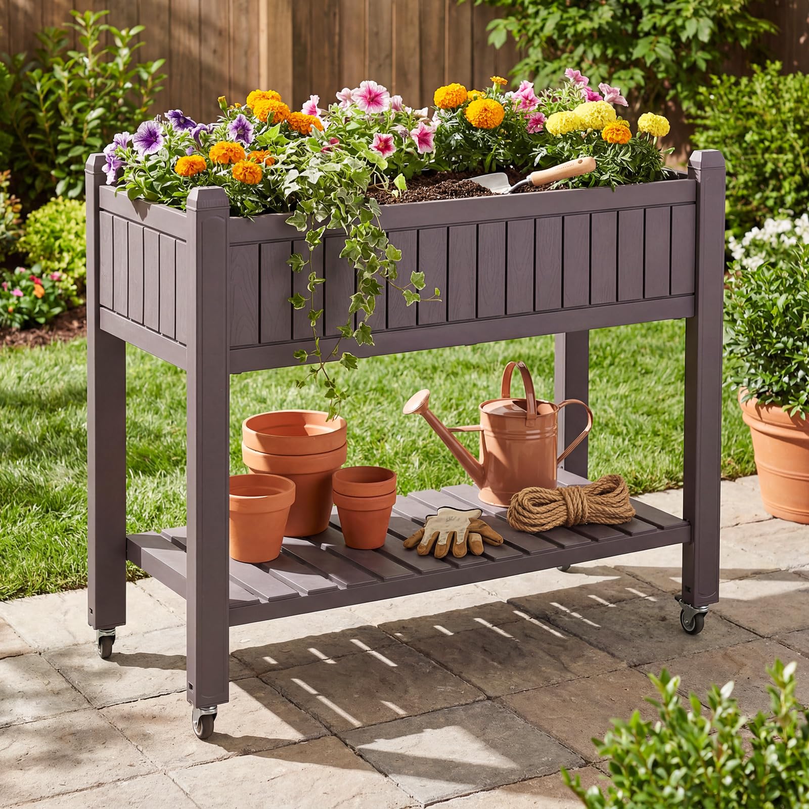COSTWAY Hochbeet mit Rollen, erhöhtes Gartenbeet mit Ablage, Wasserstandsanzeiger & Ablauflöchern, Kräuterbeet Gemüsebeet, aus Kunststoff und Metall, Pflanztisch für Balkon Garten Terrasse, Braun