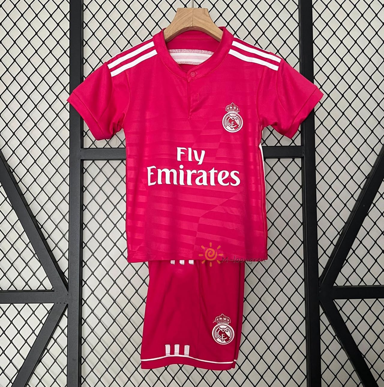 レアル・マドリード フード付き トレーニングウェア 7-8歳サイズ Amazon.co.jp: レアル・マドリード 復古版 サッカースポーツ