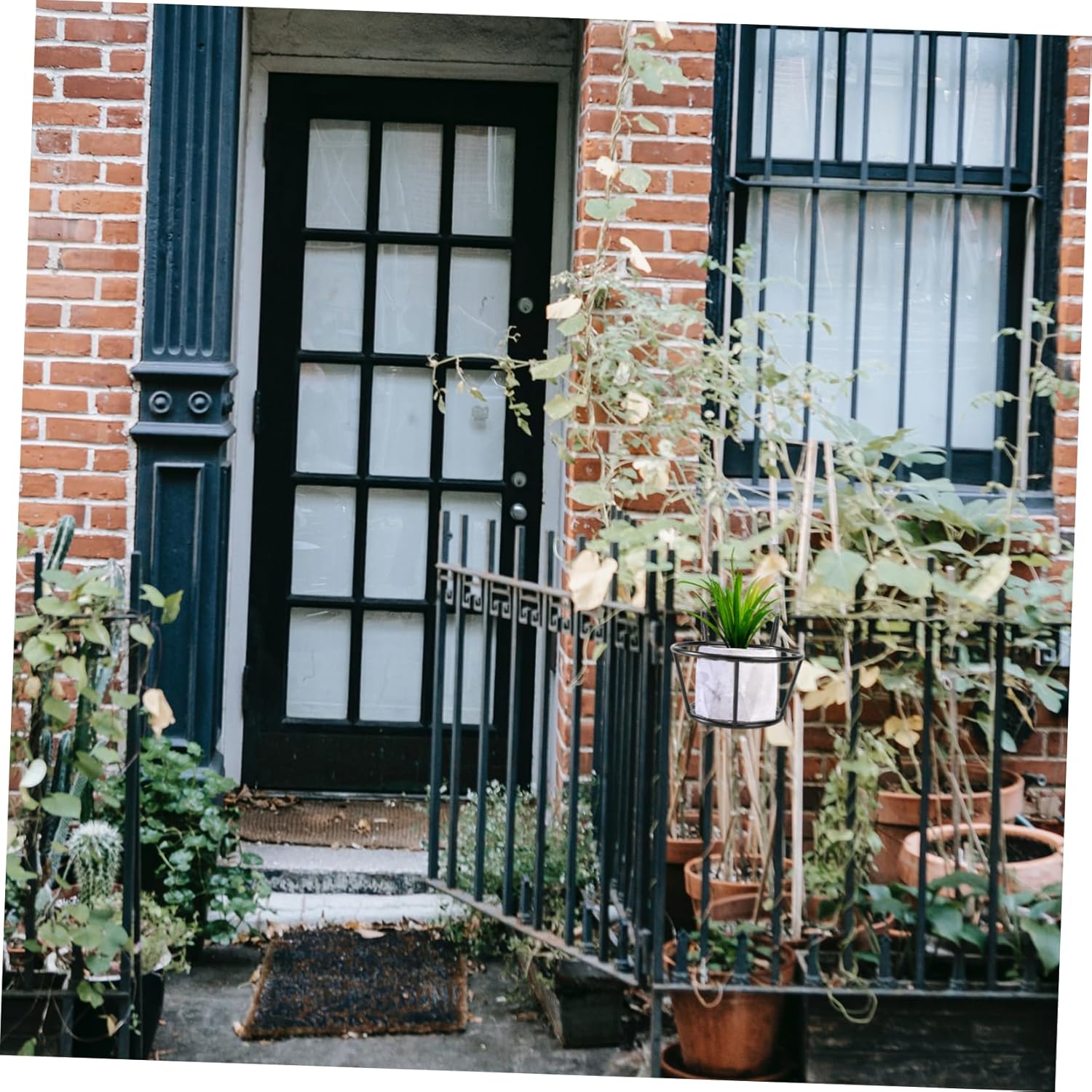 2Pcs Iron Art Hanging Flowerpot Bracket Durable Planter Shelf for Balcony Railing Black Flowerpot Stand for Easy Plant Care and Home Decor