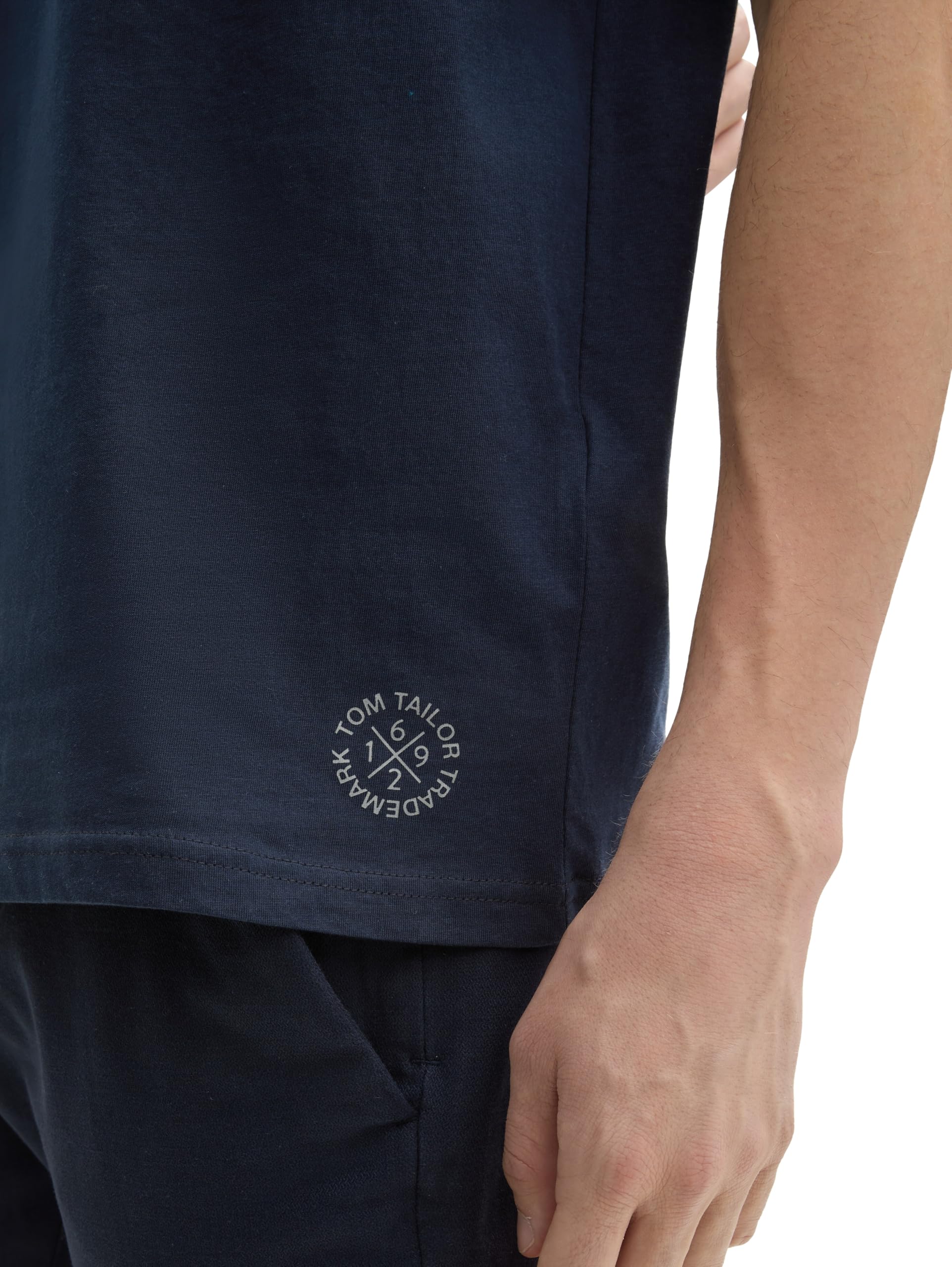 Besuche den TOM TAILOR- TOM TAILOR Herren Doppelpack T-Shirt mit V-Ausschnitt in use