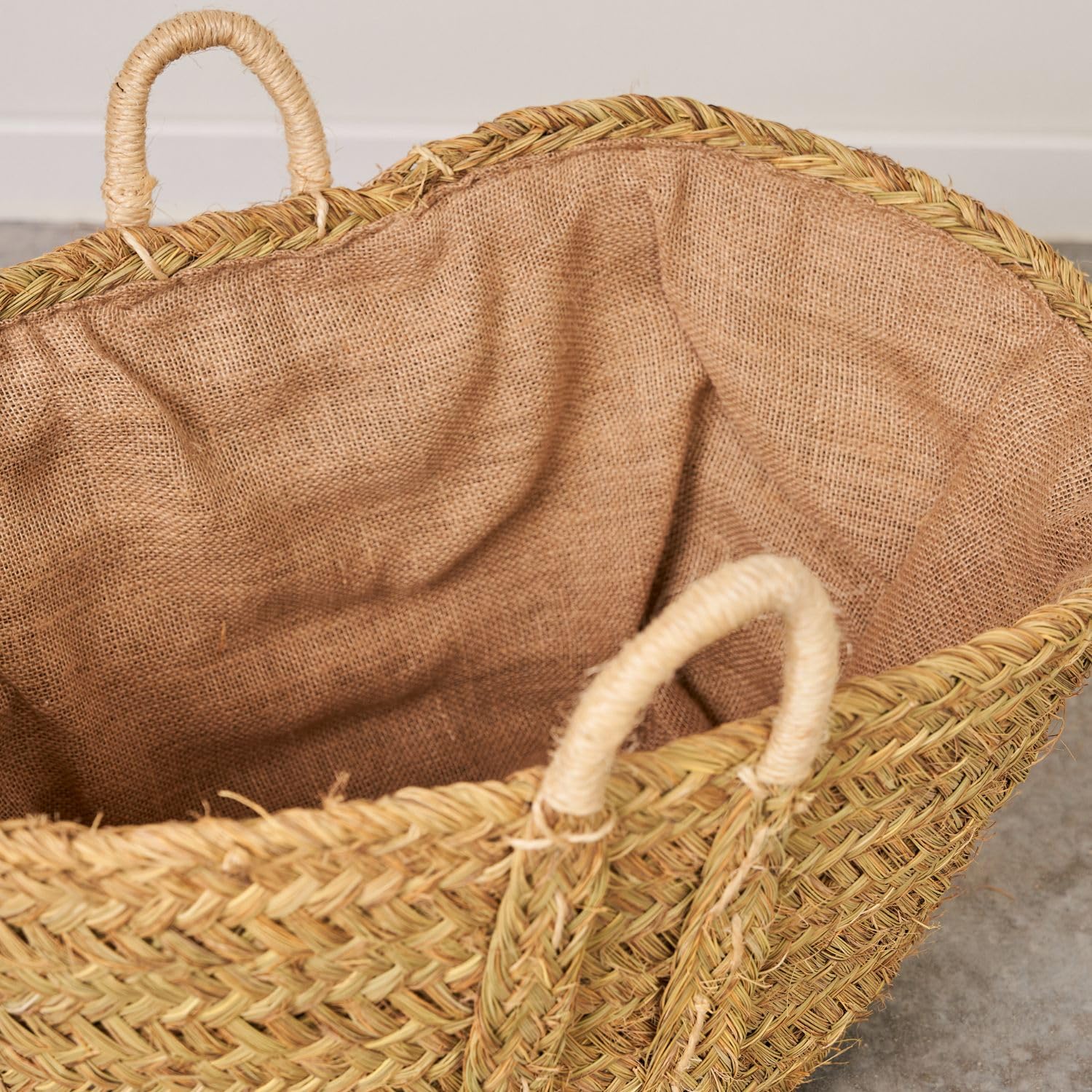 Cesteria Aparici - Capazo Leñero de Esparto Forrado Grande XXL. Cesta para Leña Artesanal con Asas Reforzadas. Cesto Decorativo para Mantas y Almacenaje Rústico. (57x47x35 cm, Ref. 7110F-2).