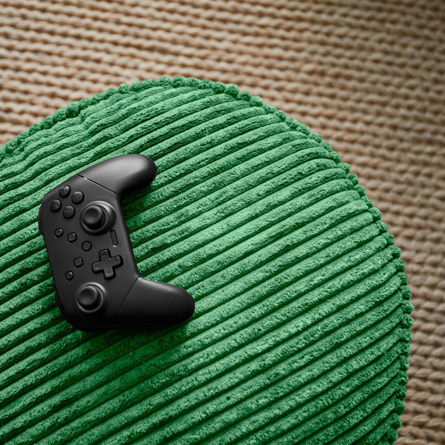 Lumaland Puf compacto para juegos de 50 l: cómodo taburete, práctica mesa y elegante reposapiés para interiores | Ø 25 x 45 cm [verde oscuro]