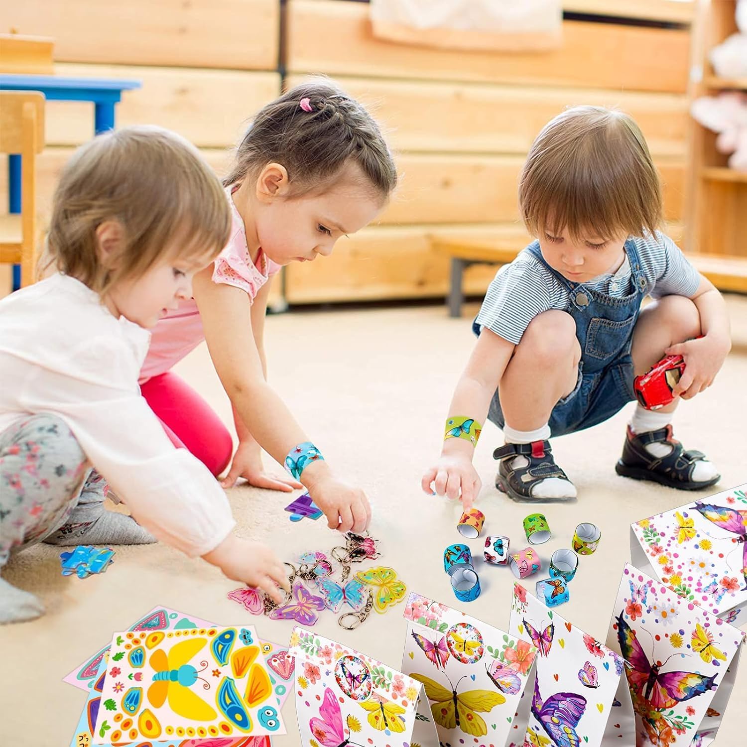 Set di Articoli per Feste con Farfalle, 48 Pezzi per Feste di Compleanno Bambini, Sacchetti Regalo con Farfalle, Braccialetti Snap, Portachiavi, Adesivi, Regali per Feste di Compleanno