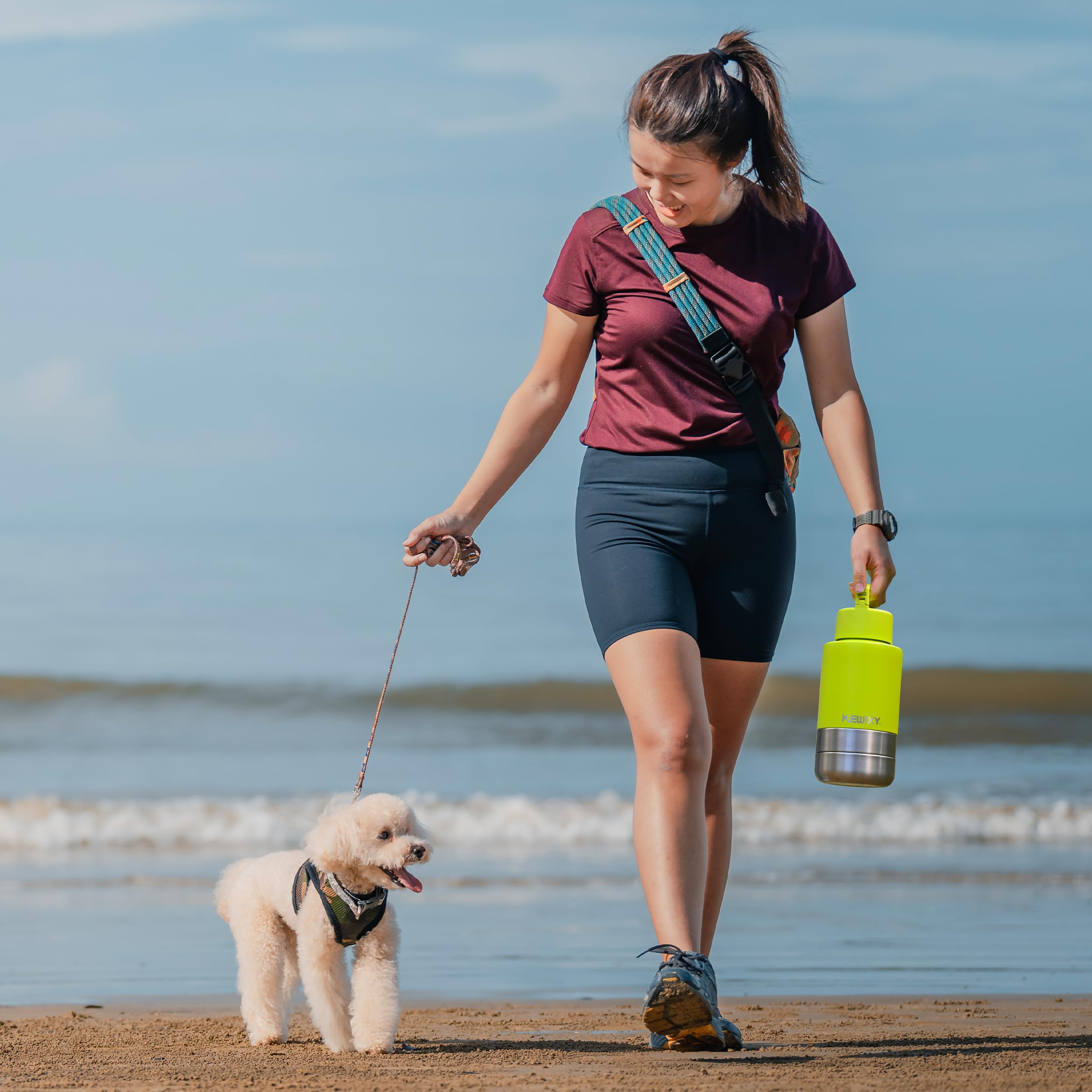 KEWIXY Isolierte Reise-Wasserflasche für Hunde mit abnehmbaren Näpfen, 3-in-1 tragbarer Hundewasserflaschenspender, Hundezubehör für Spaziergänge, Wandern, Camping, Outdoor (Schwarz, 907.2 g)