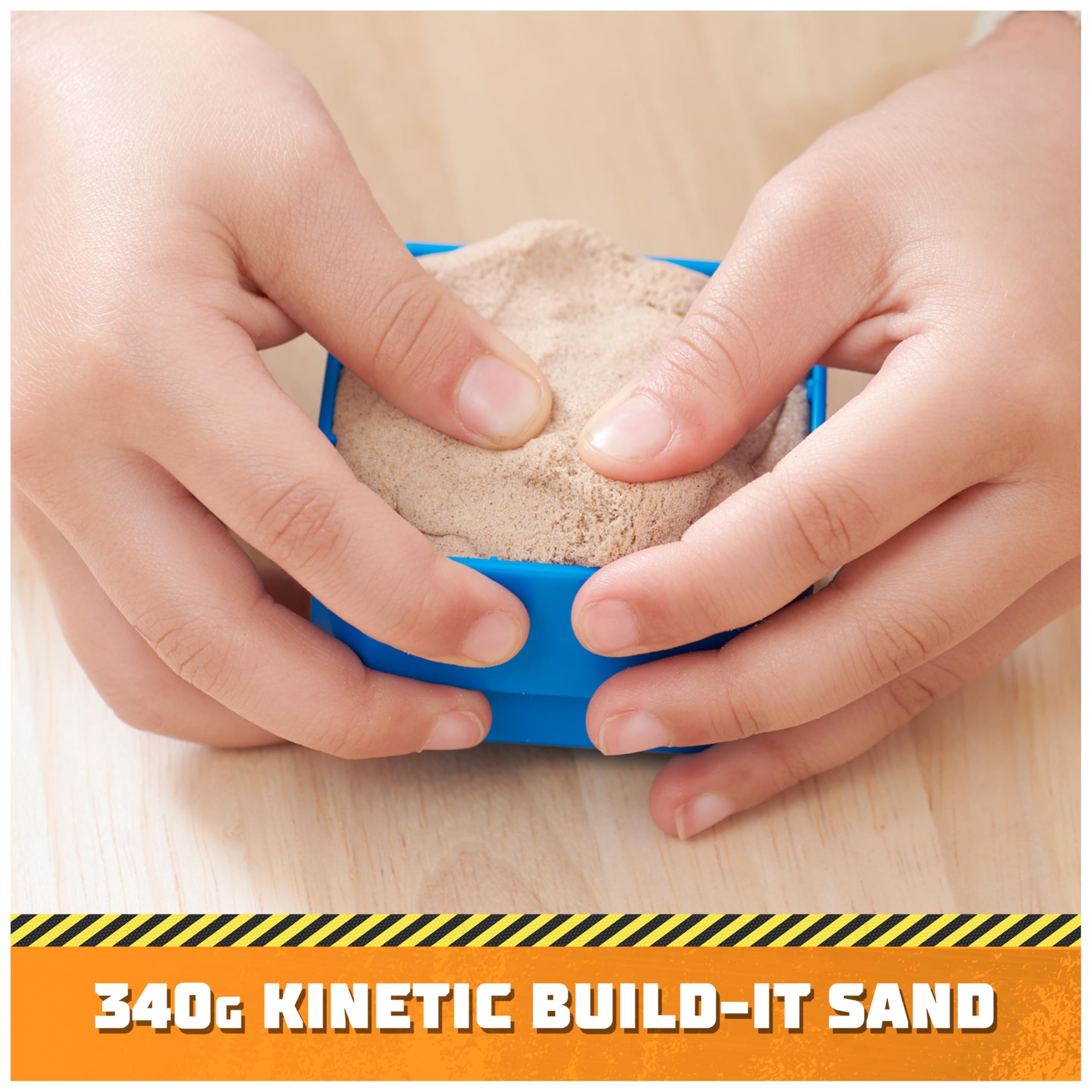 Rubble & Crew - Kran-Spielset Baupfoten Hof 68 cm, mit Rubble-Figur, Planierraupen-Fahrzeug und 340 g Build-it Kinetic Sand, Licht und Sound, ab 3 Jahren