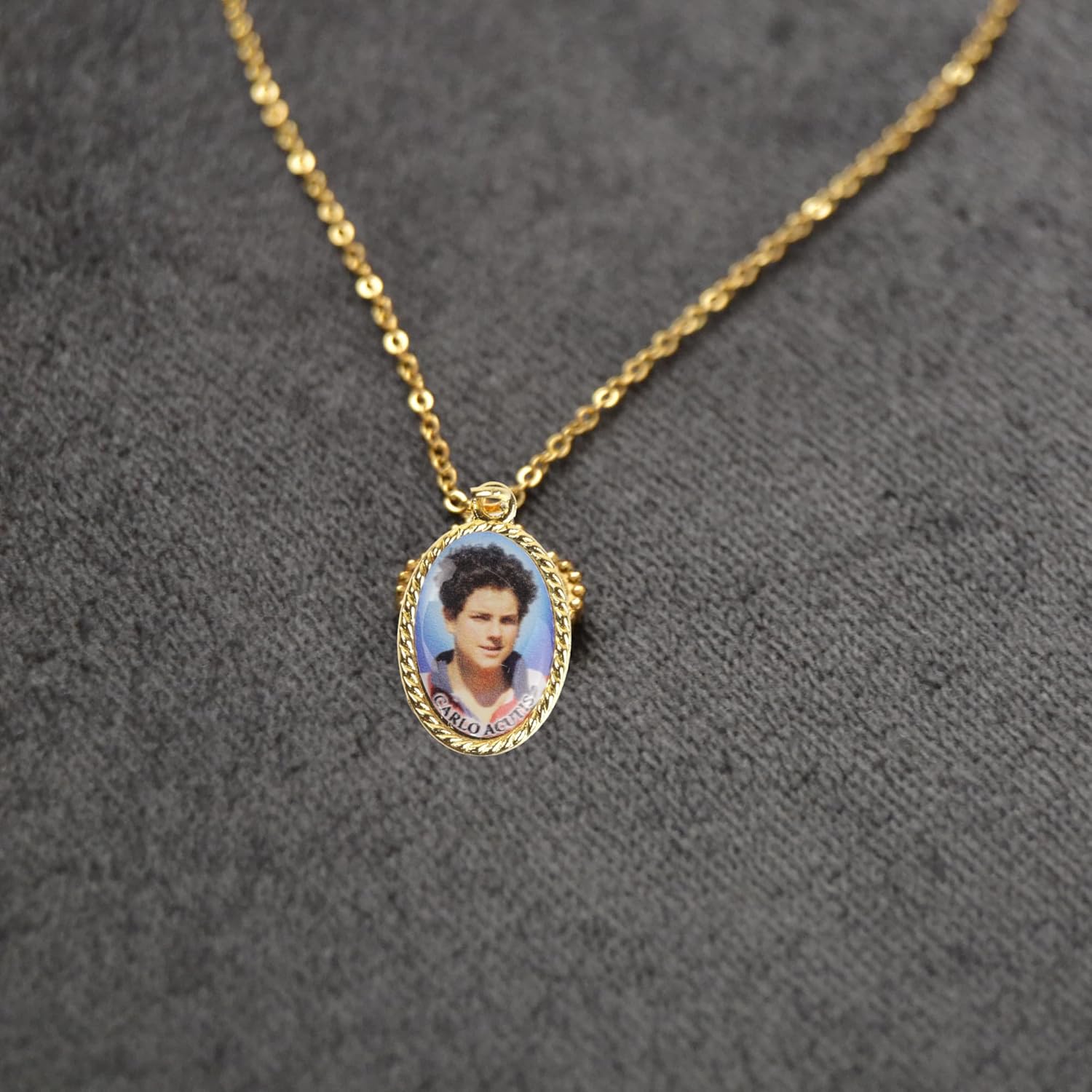 Needzo Carlo Acutis Gold Tone Medals, Double Sided Pendant, Catholic Patron Saint of the Internet, ¾ Inches - Image 5