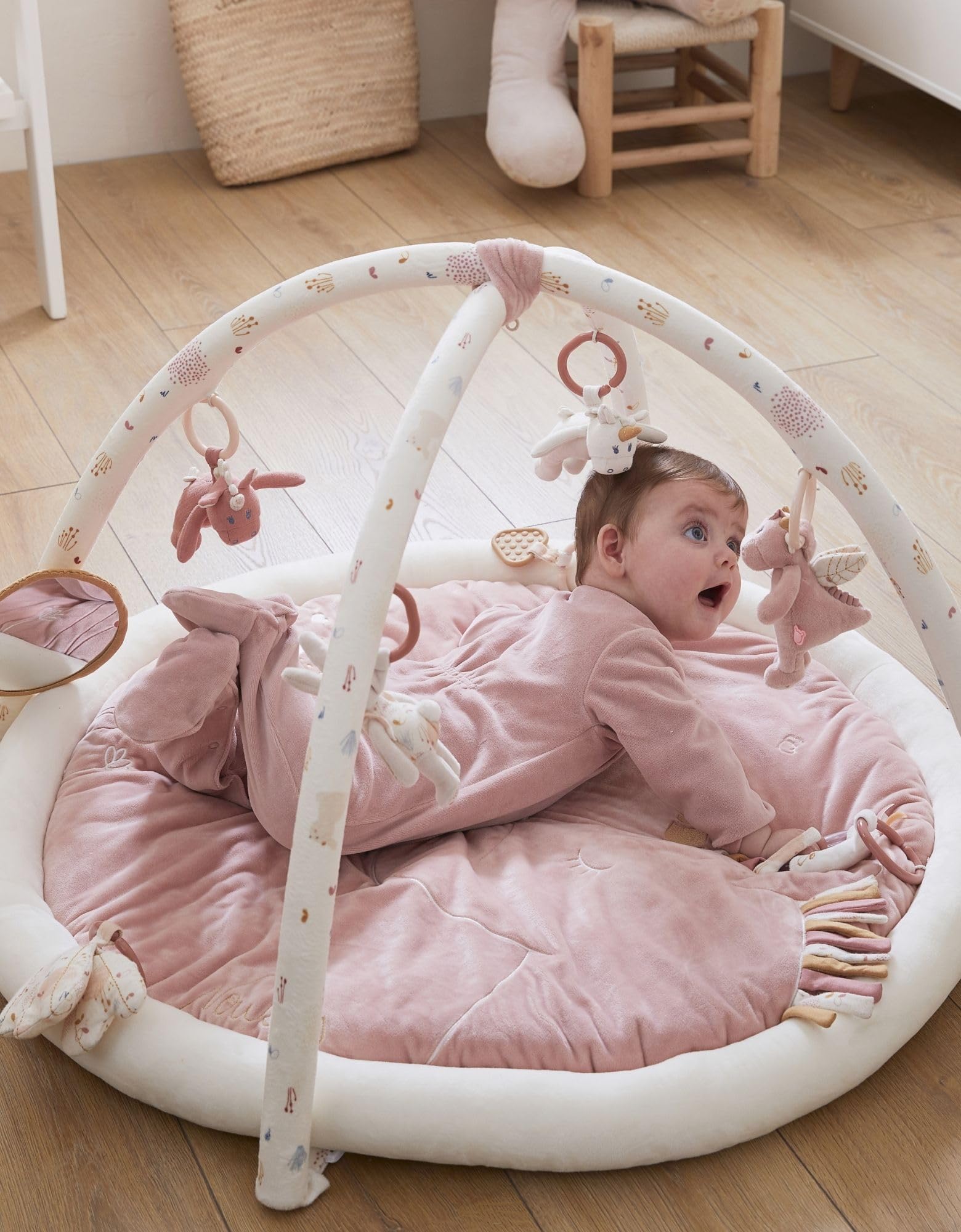 NOUKIE'S - Tapis d'Éveil Bébé - Rose - Lina & Joy - Tapis d’Activités Sensoriel avec Jouets Suspendus - Motricité, Développement Éveil - Lavable Machine - Naissance - Cadeau