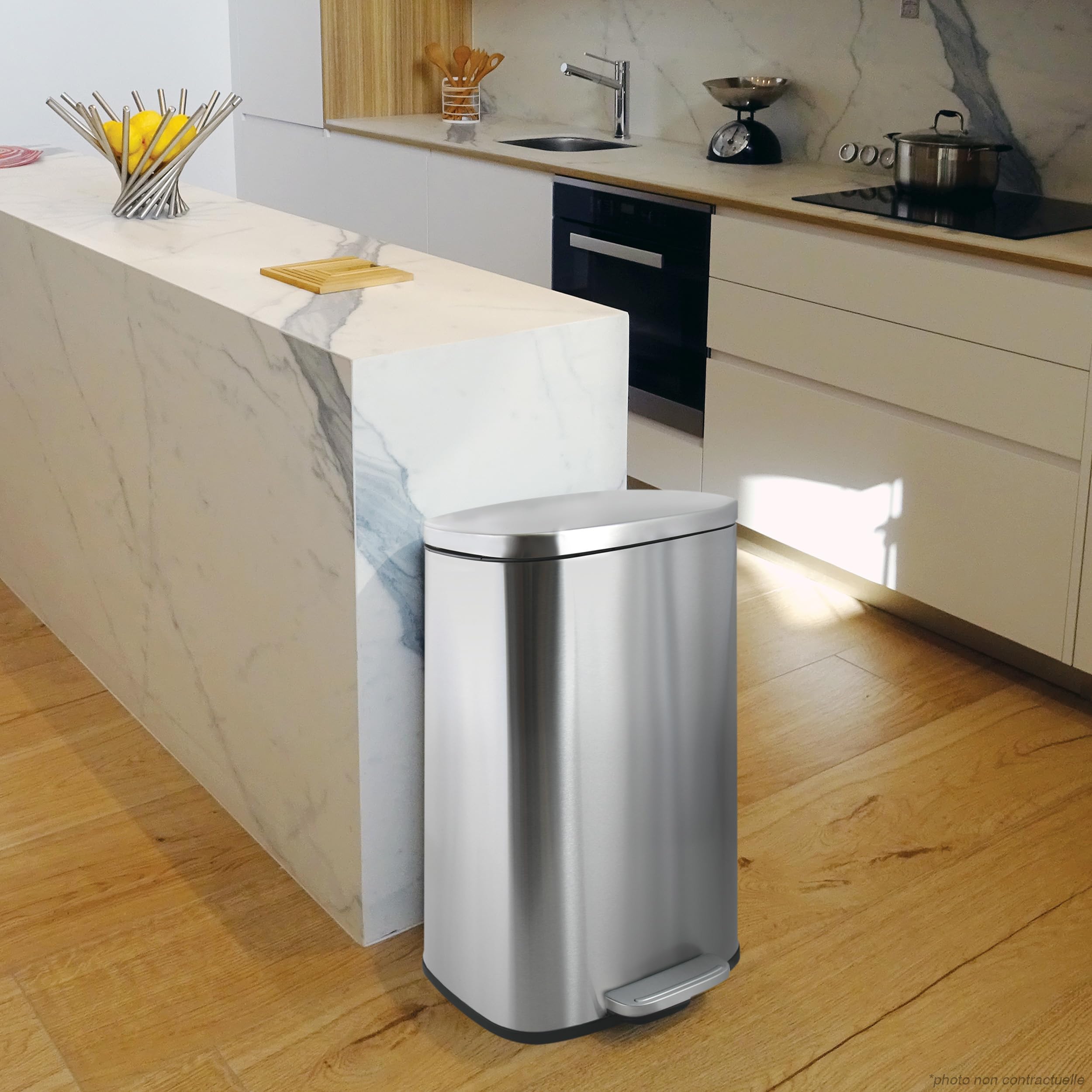 Spirella - Badezimmer Mülleimer mit Fußpedal Modell Akira - Hochwertiger Edelstahl - Leise Schließfunktion Easy-Close - Gebürstetes Metall - 30L - Badaccessoires