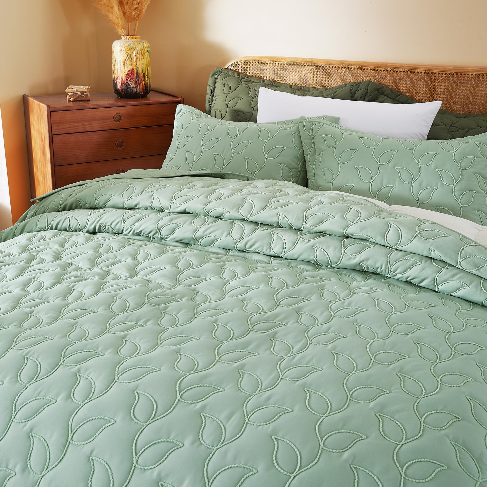 Photo 1 of EVENHUG Queen Quilt Bedding Set